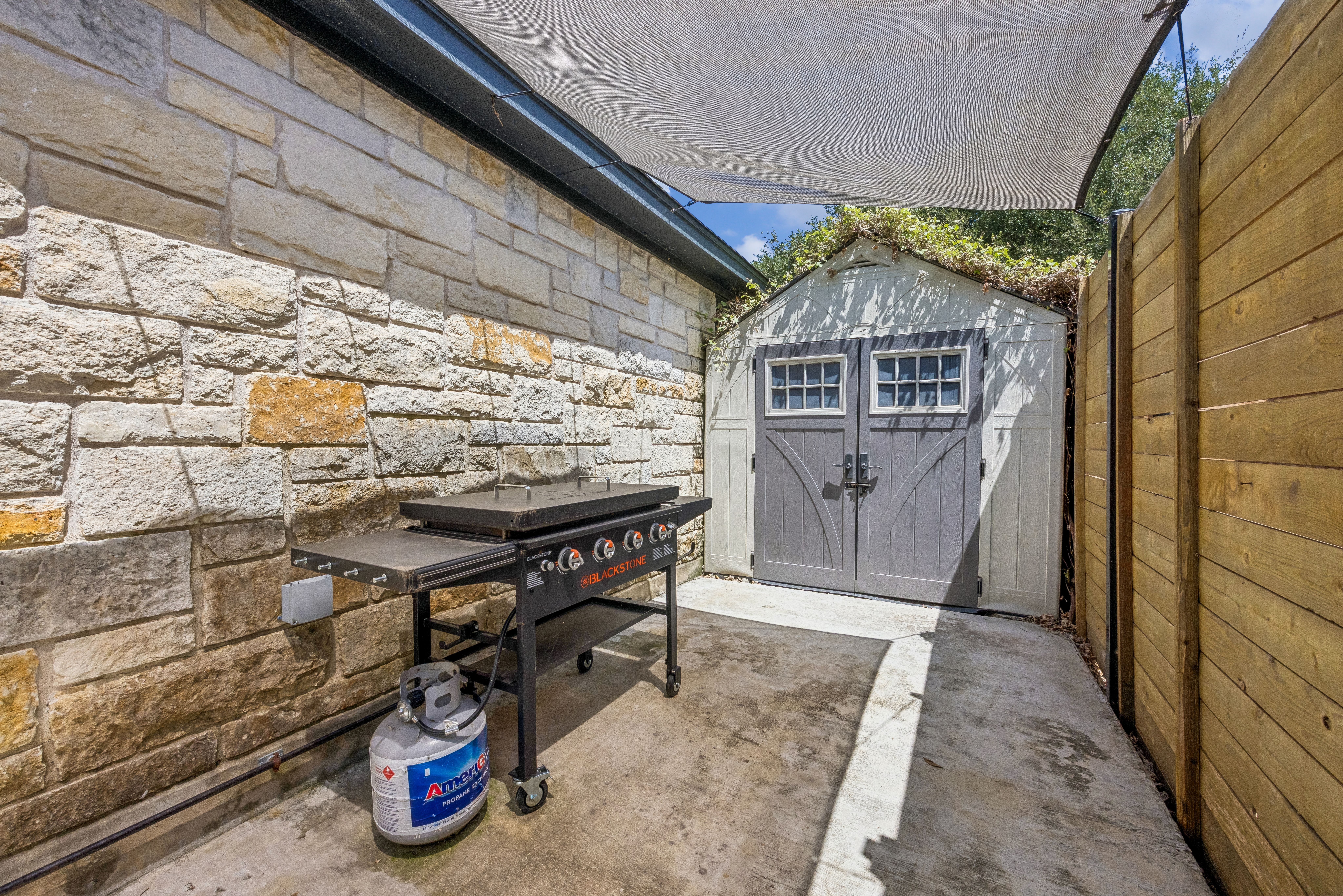  Single-Story Retreat Backing to Greenbelt in Knollwood on the Colorado River - 物件實景