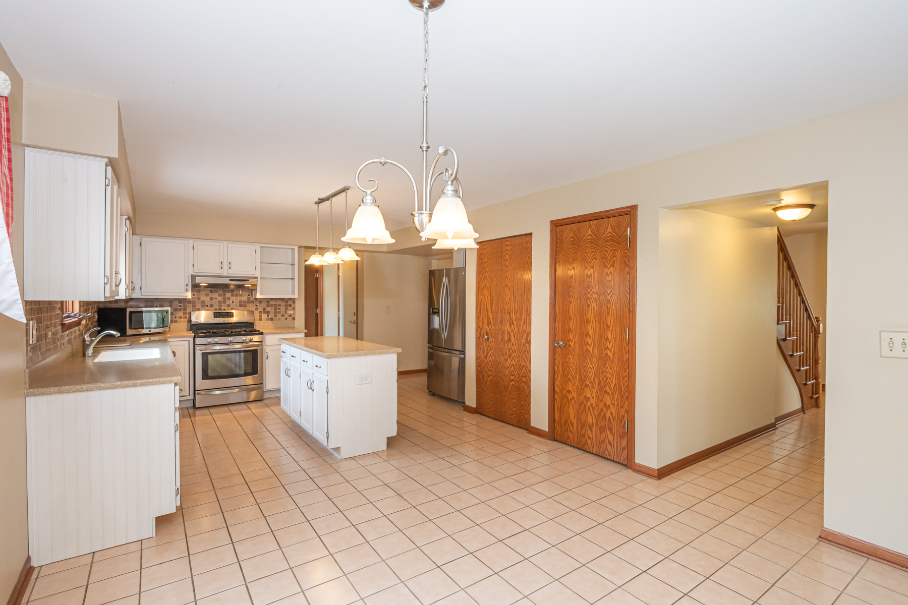  Beautifully Maintained Storybook Home - 物件實景