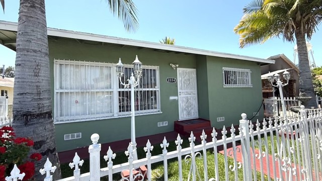 Huntington Park, California, 90255, United States, 4 Bedrooms Bedrooms, ,Residential,For Sale,1836286