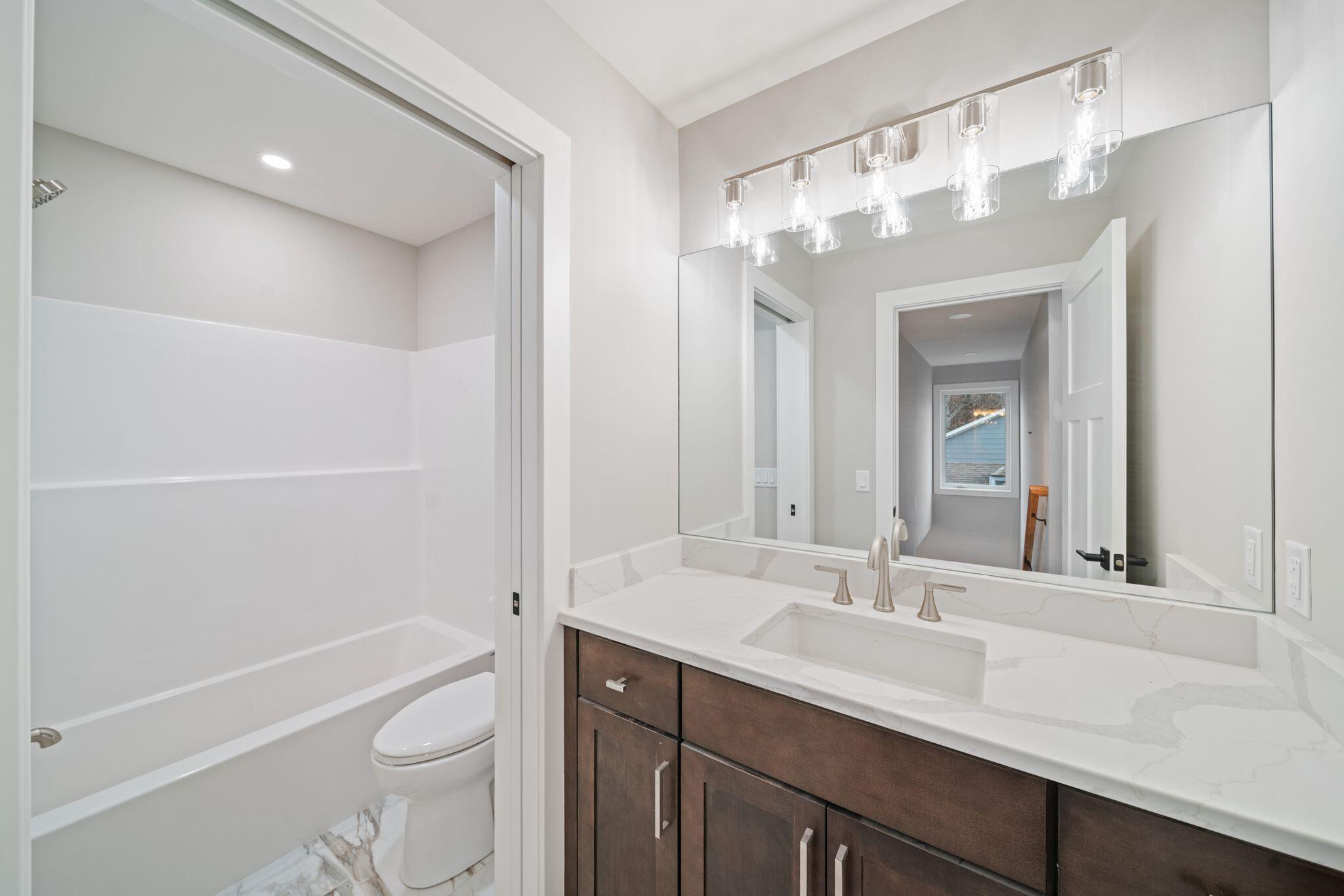 Burlington, Wisconsin, 53105, United States, 6 Bedrooms Bedrooms, ,4 BathroomsBathrooms,Residential,For Sale,2003027