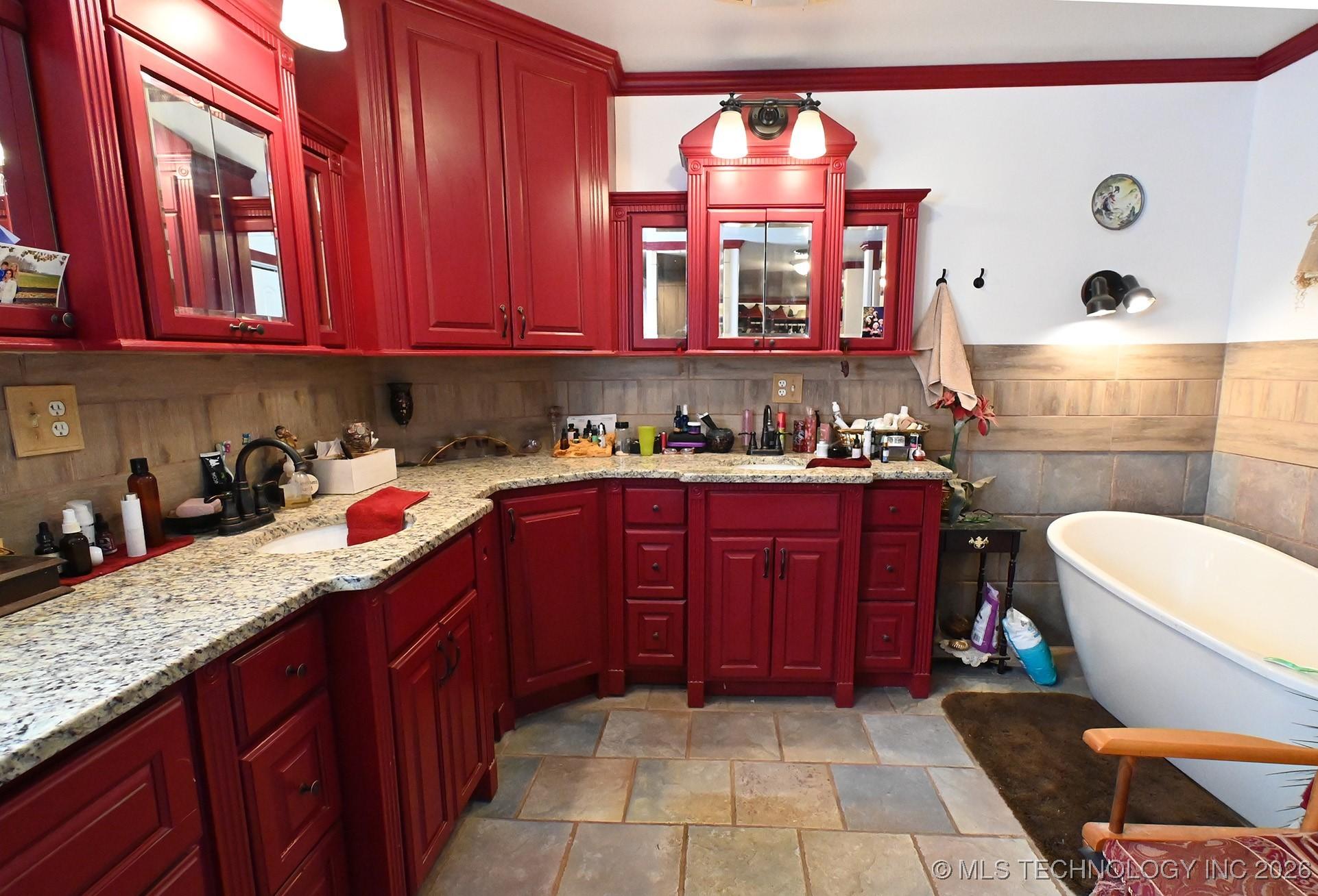 Sallisaw, Oklahoma, 74955, United States, 6 Bedrooms Bedrooms, ,4 BathroomsBathrooms,Residential,For Sale,2009244