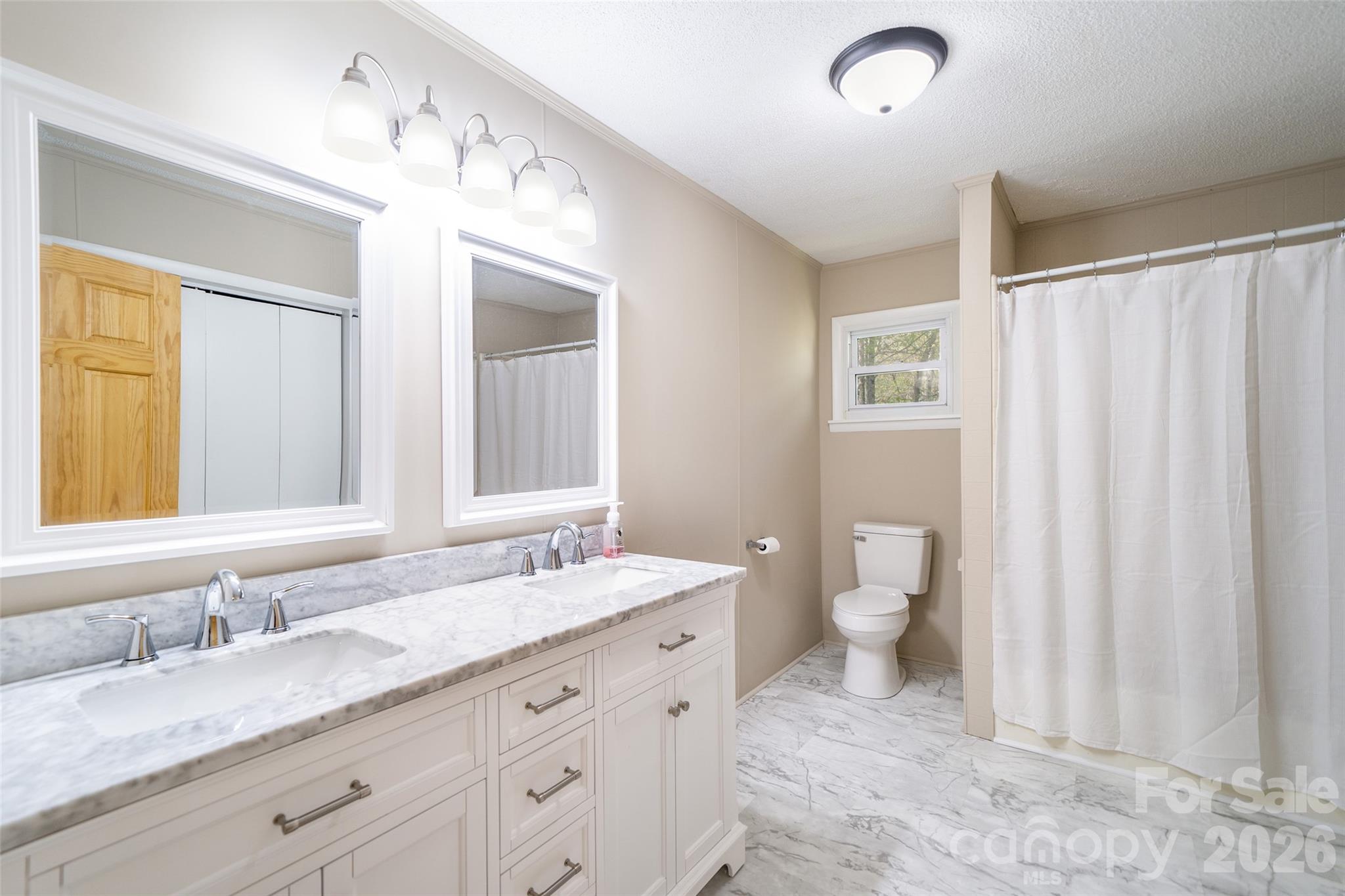 Hendersonville, North Carolina, 28739, United States, 4 Bedrooms Bedrooms, ,3 BathroomsBathrooms,Residential,For Sale,2049025