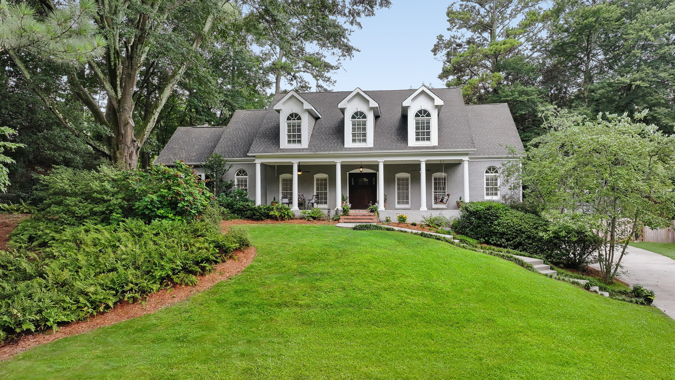  Handsome Updated Home with Amazing Space, Indoors and Out - 物件實景