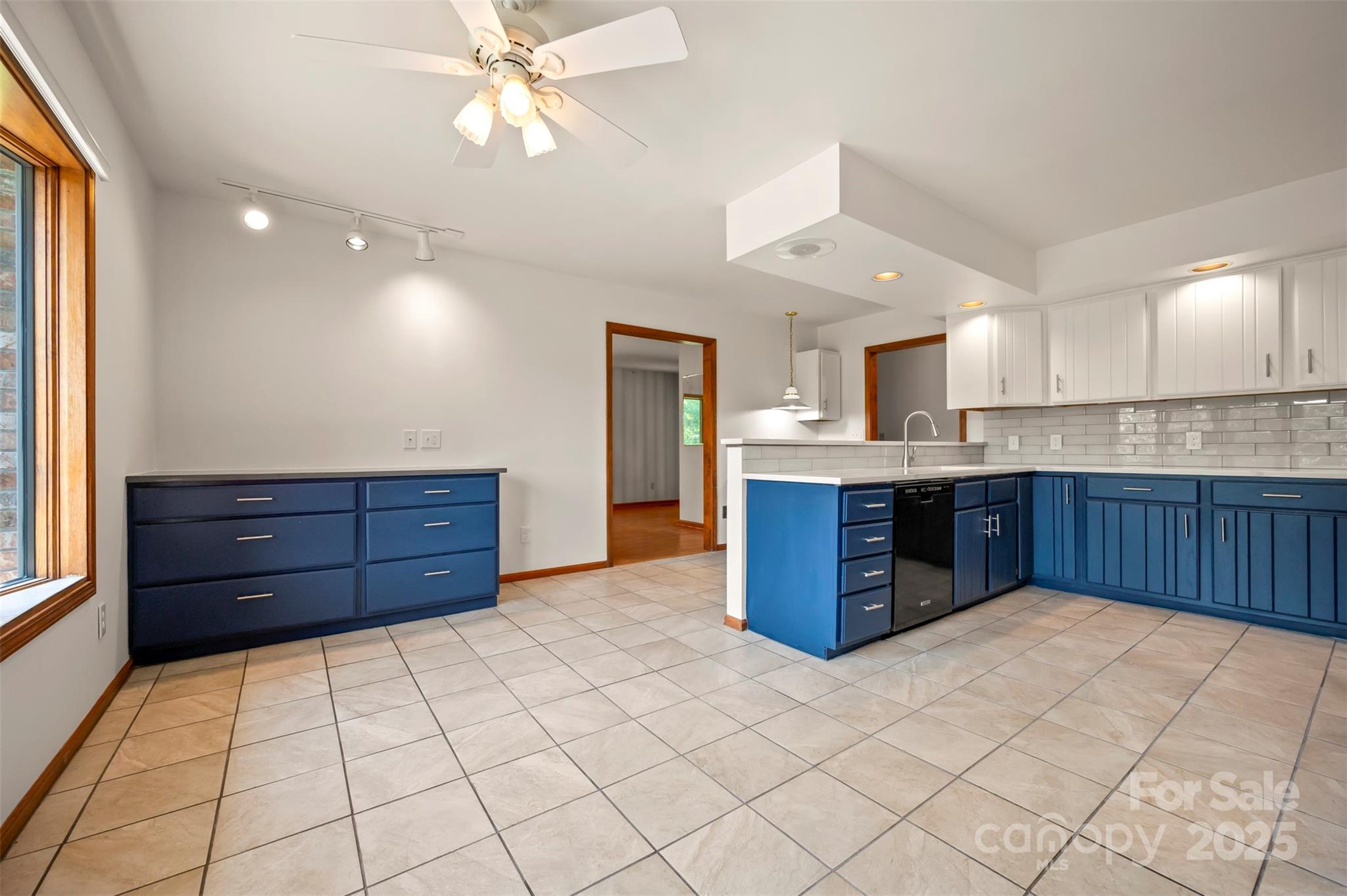 Horse Shoe, North Carolina, 28742, United States, 6 Bedrooms Bedrooms, ,6 BathroomsBathrooms,Residential,For Sale,1927207
