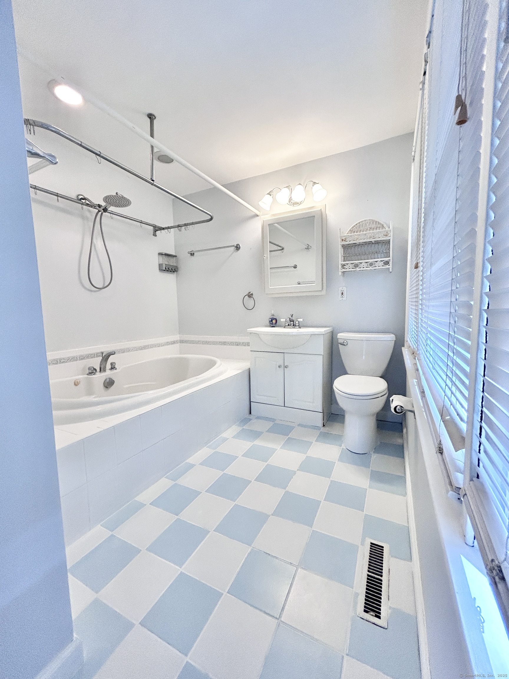 Seymour, Connecticut, 06483, United States, 3 Bedrooms Bedrooms, ,2 BathroomsBathrooms,Residential,For Sale,1933052