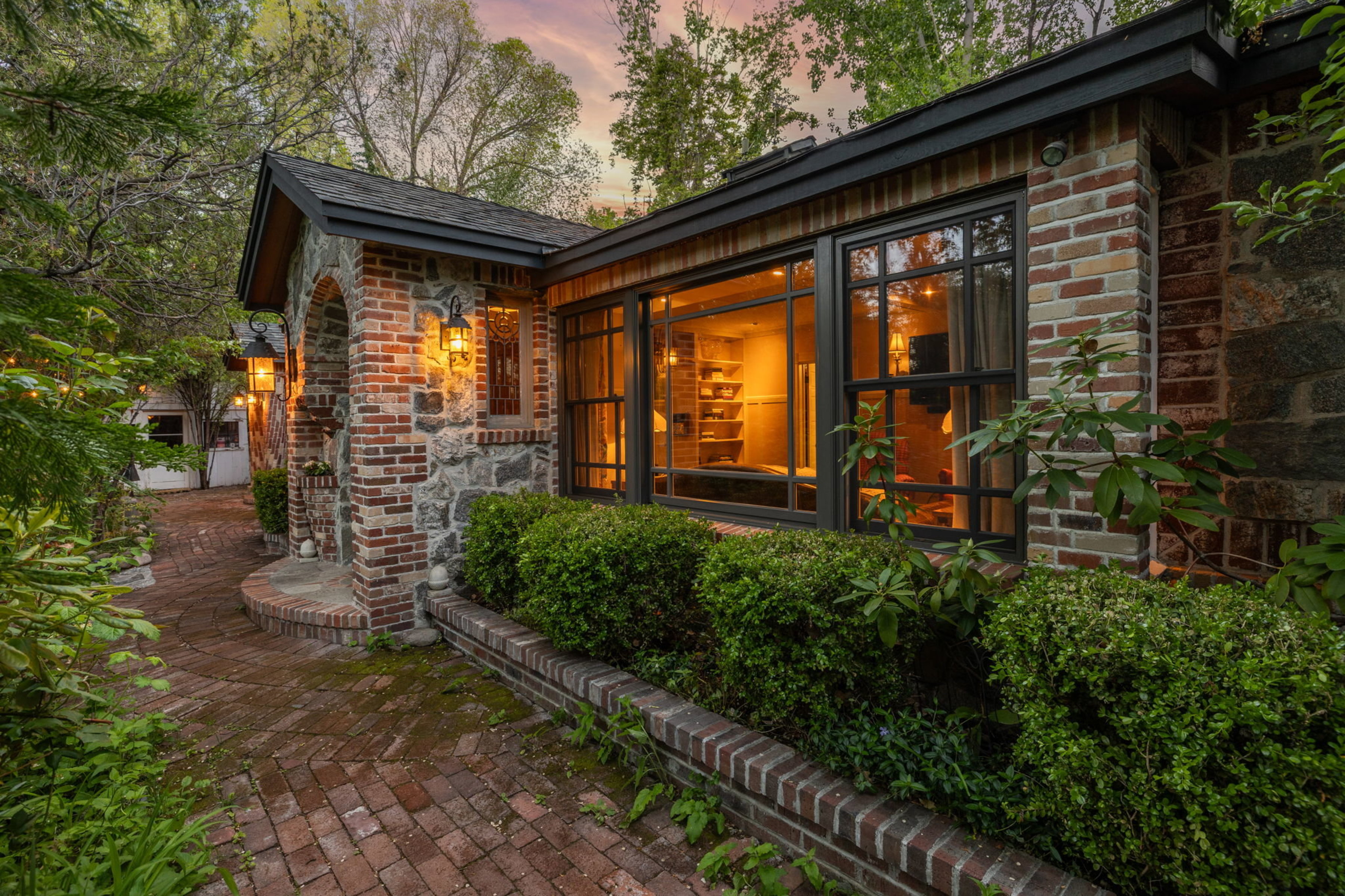  Historic home with 2 guest homes on 1.24 acres with a pool - 物件實景