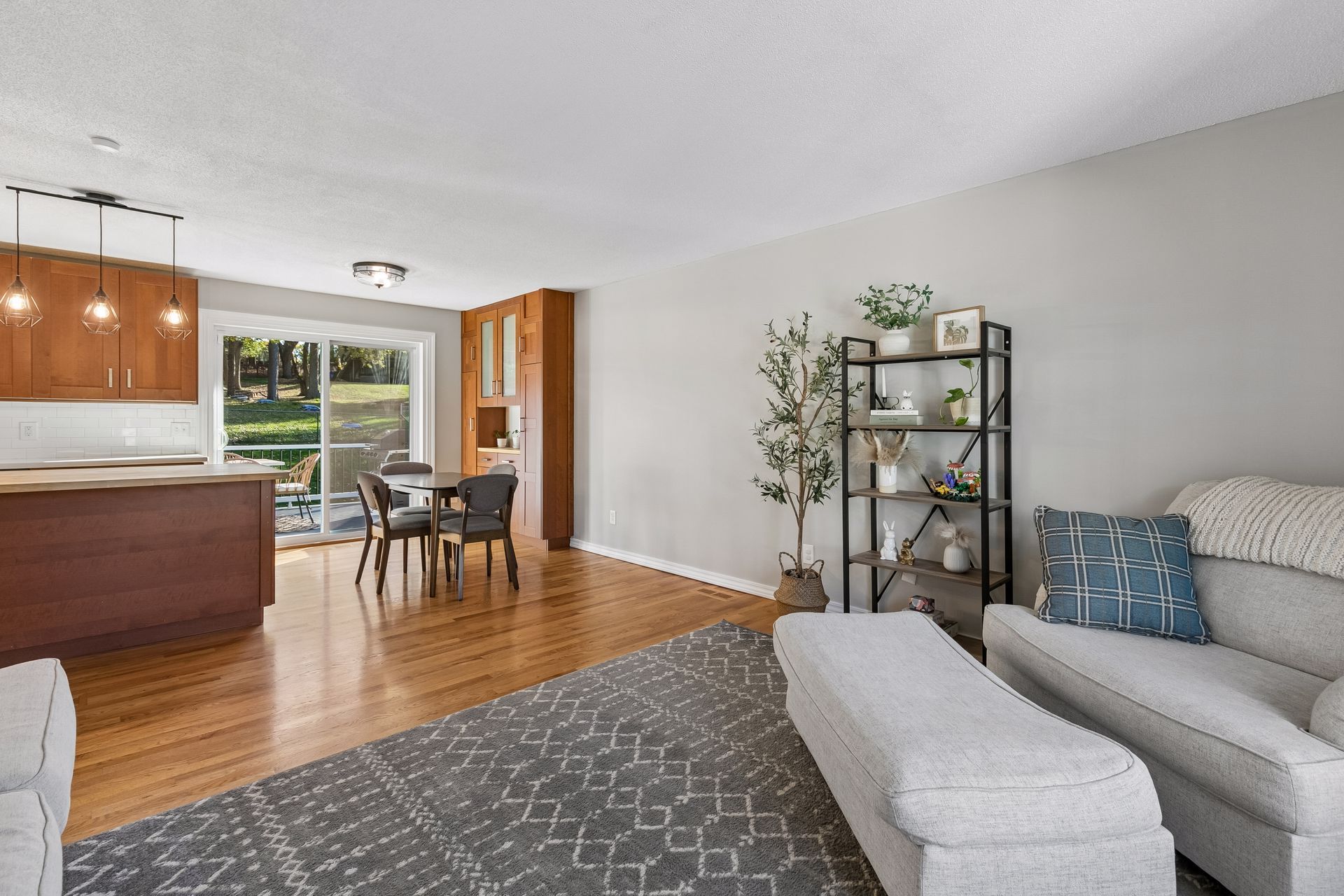  A Light-Filled Home Near Rolling Oaks Park - 物件實景