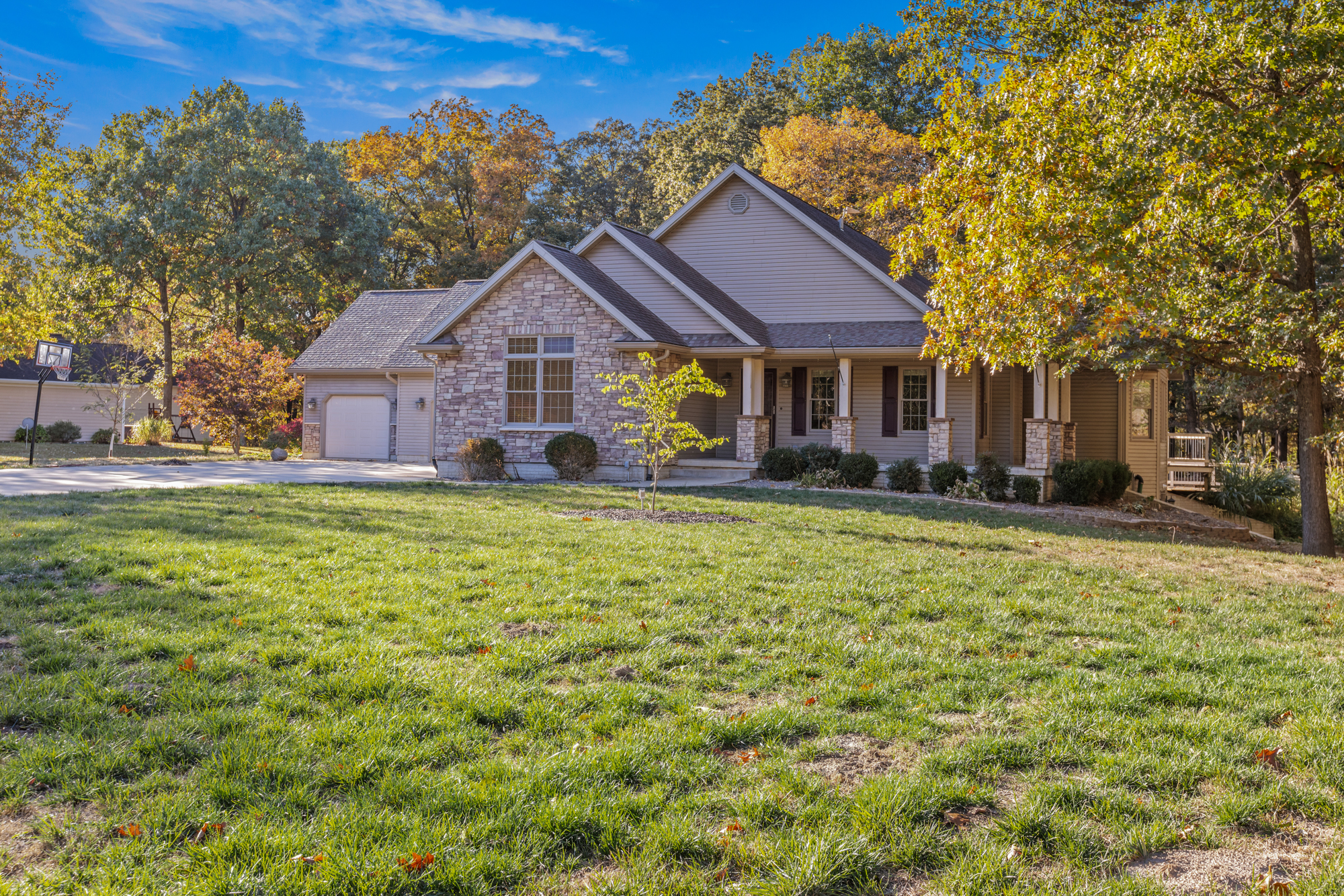 Effingham, Illinois, 62401, United States, 3 Bedrooms Bedrooms, ,3 BathroomsBathrooms,Residential,For Sale,1976361