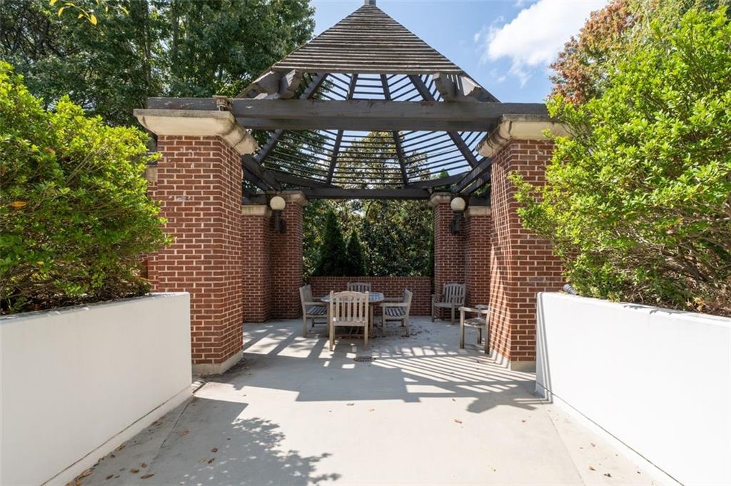 Atlanta, Georgia, 30327, United States, 2 Bedrooms Bedrooms, ,3 BathroomsBathrooms,Residential,For Sale,1895393