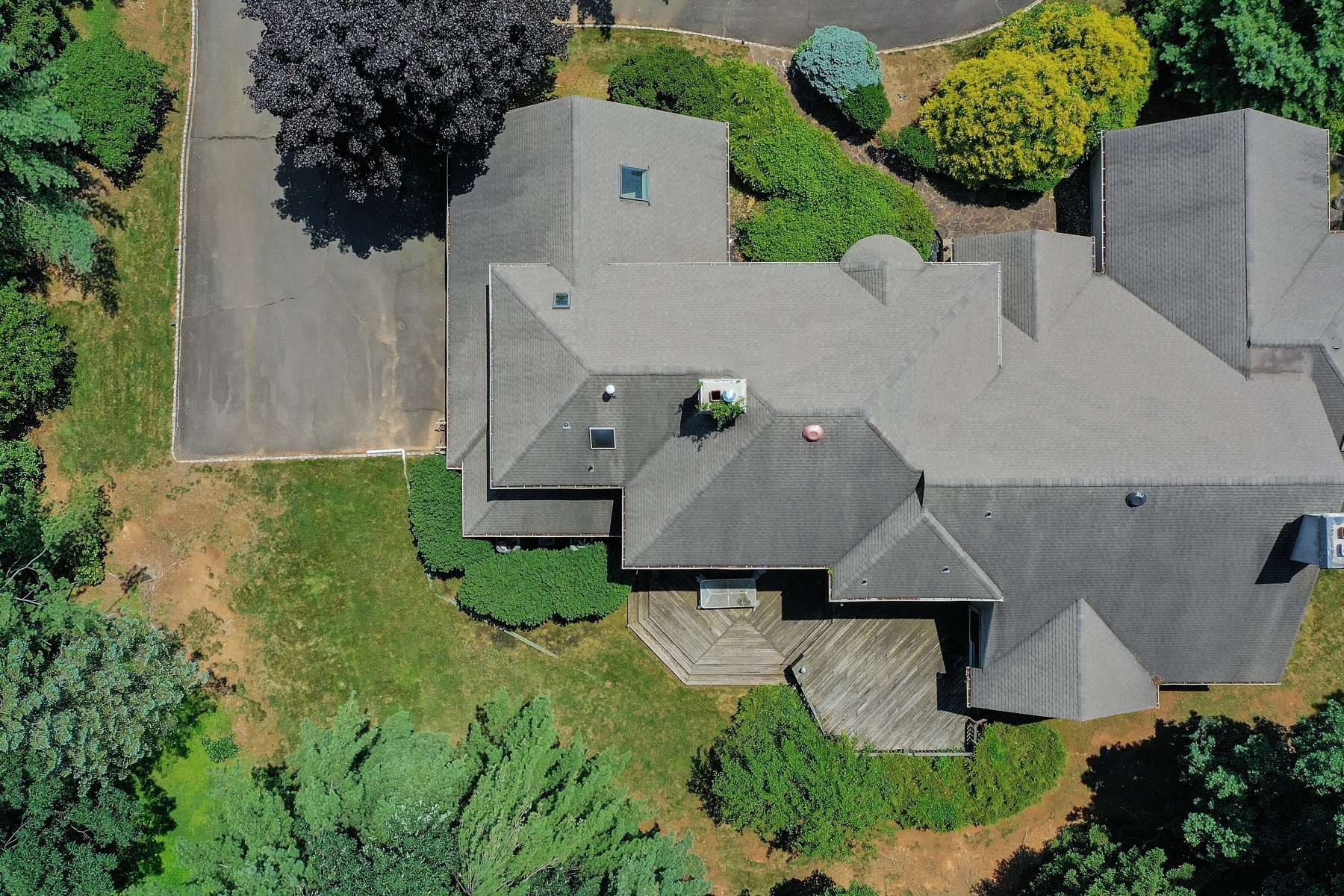  Contemporary Colonial Set in Peaceful Private Setting - 物件實景