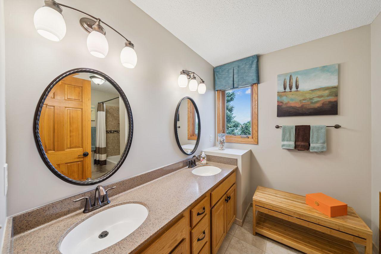 Woodbury, Minnesota, 55125, United States, 5 Bedrooms Bedrooms, ,3 BathroomsBathrooms,Residential,For Sale,1959198