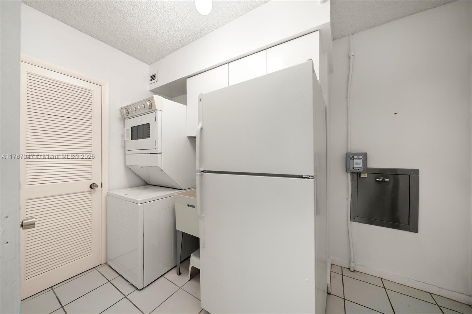 Miami Beach, Florida, 33140, United States, 3 Bedrooms Bedrooms, ,4 BathroomsBathrooms,Residential,For Sale,1745690