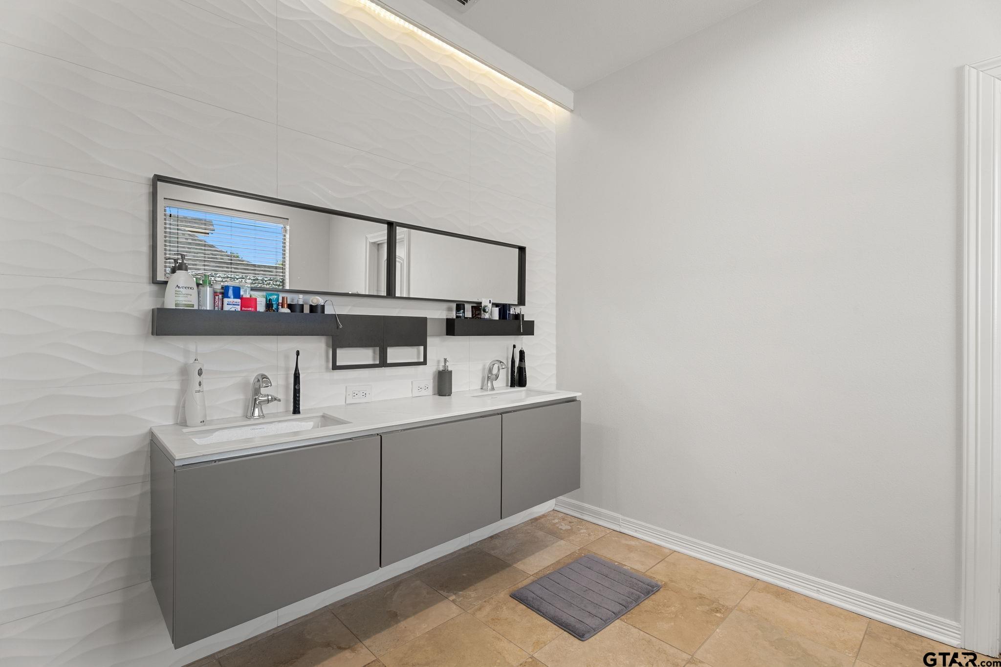 Tyler, Texas, 75703, United States, 4 Bedrooms Bedrooms, ,6 BathroomsBathrooms,Residential,For Sale,1818299