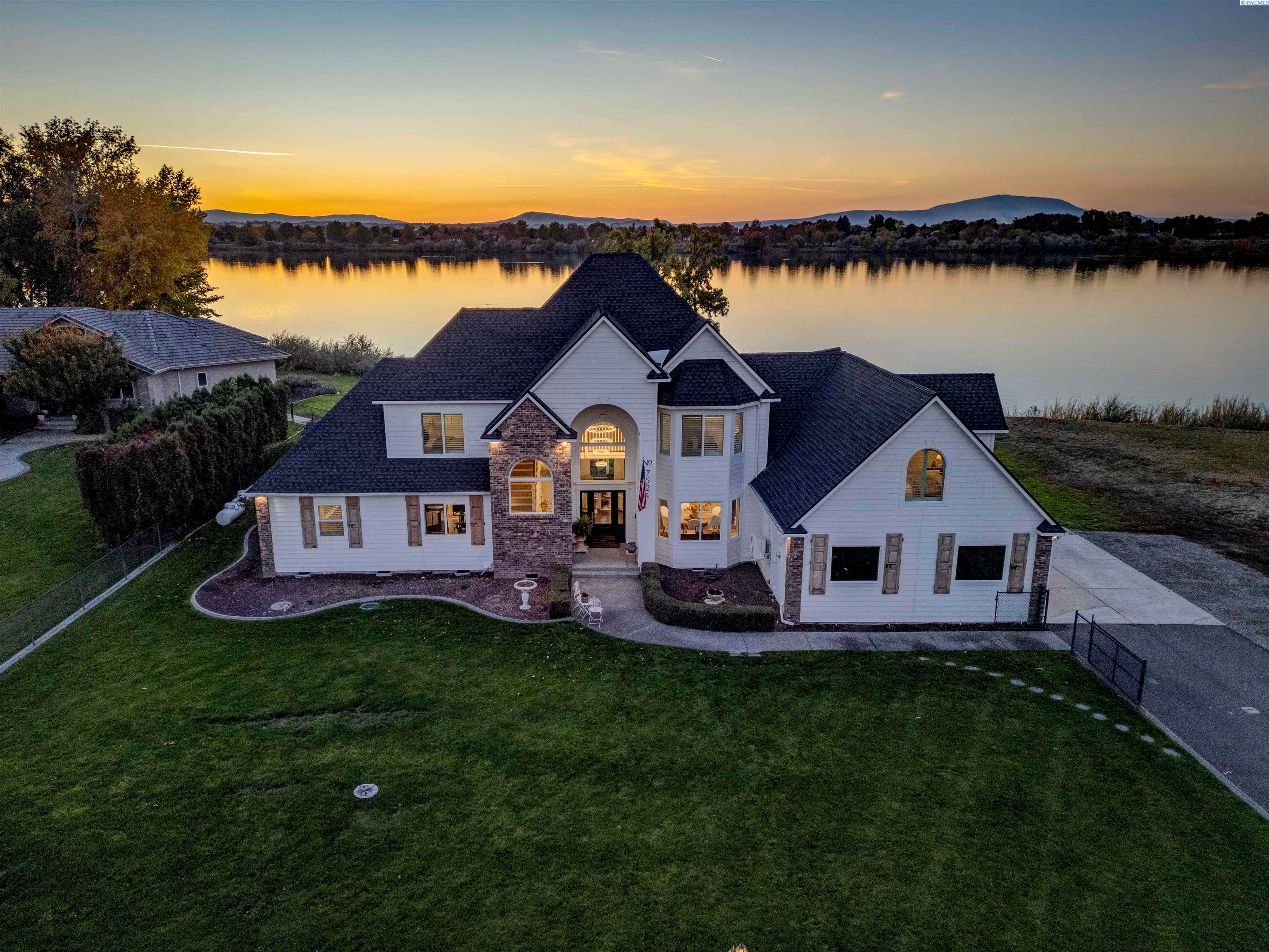 Pasco, Washington, 99301, United States, 4 Bedrooms Bedrooms, ,4 BathroomsBathrooms,Residential,For Sale,1974870