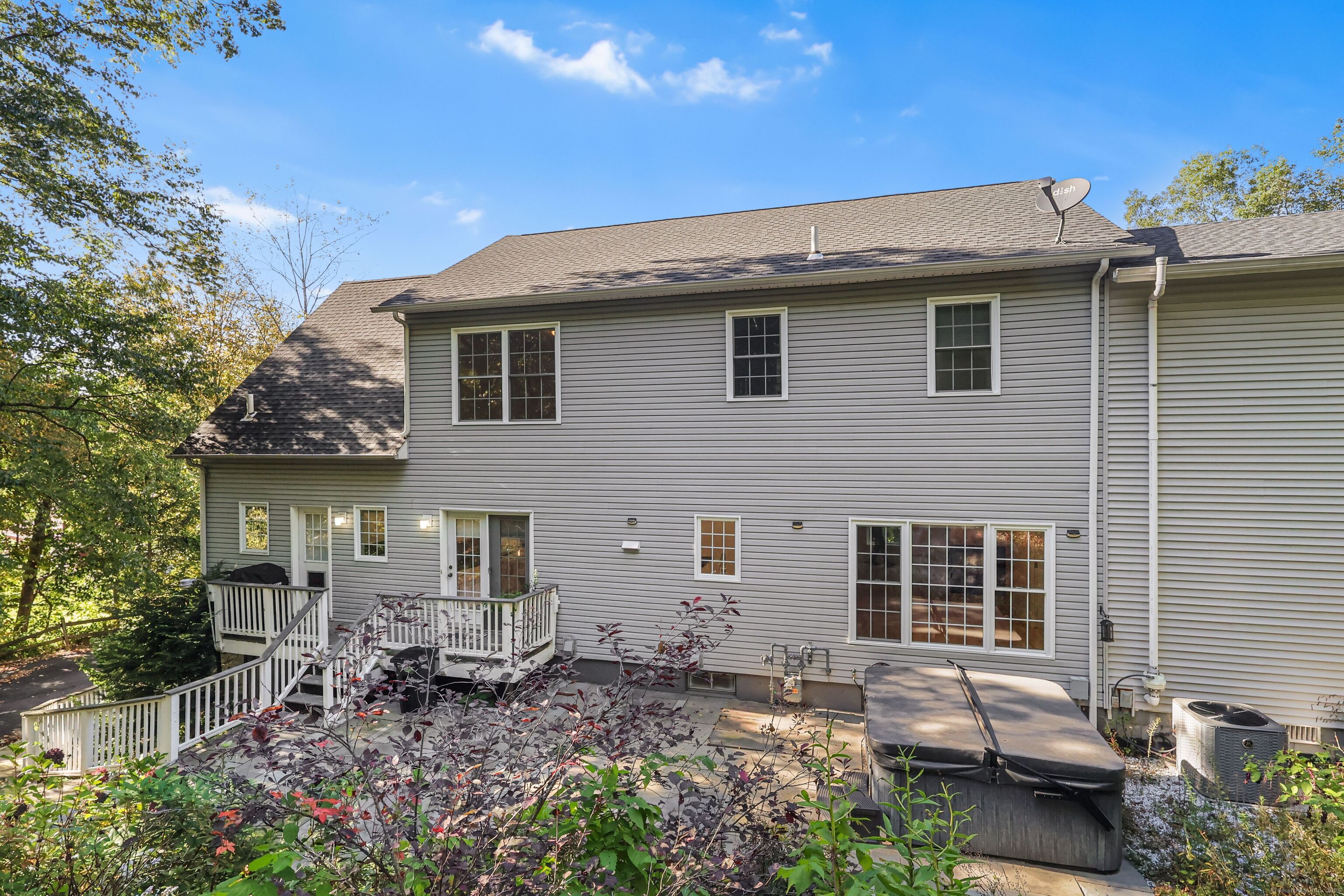 Newtown, Connecticut, 06470, United States, 5 Bedrooms Bedrooms, ,5 BathroomsBathrooms,Residential,For Sale,1960468