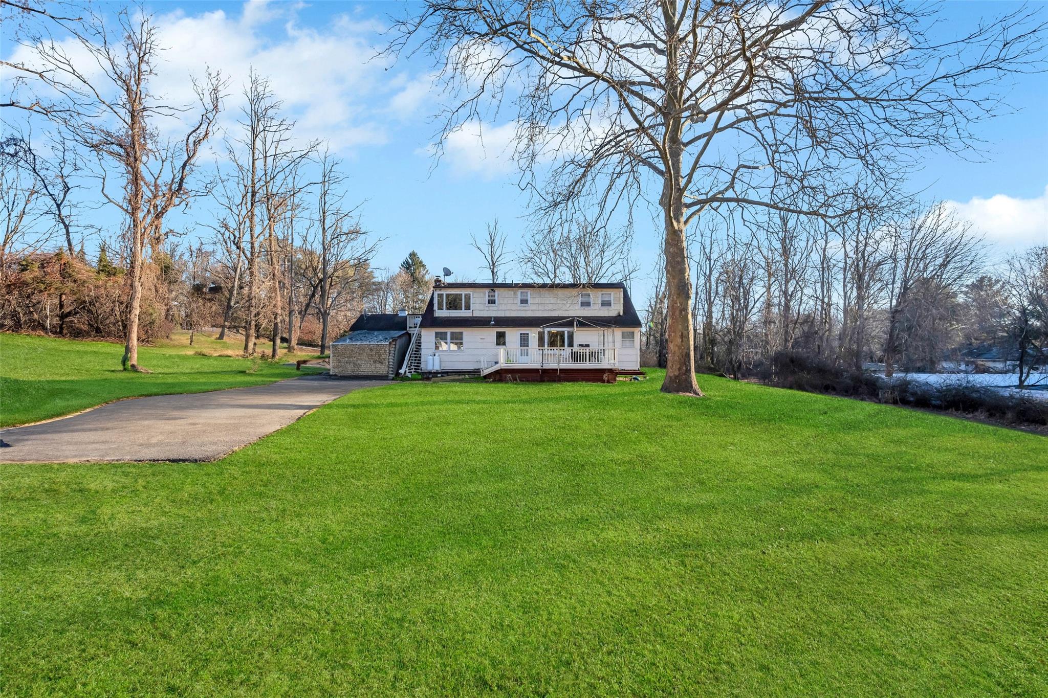 Hauppauge, New York, 11788, United States, 4 Bedrooms Bedrooms, ,2 BathroomsBathrooms,Residential,For Sale,1714342