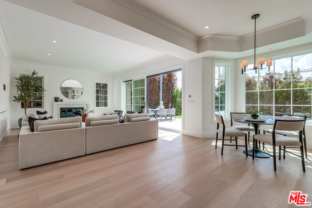 Los Angeles, California, 90049, United States, 7 Bedrooms Bedrooms, ,4 BathroomsBathrooms,Residential,For Sale,1912461