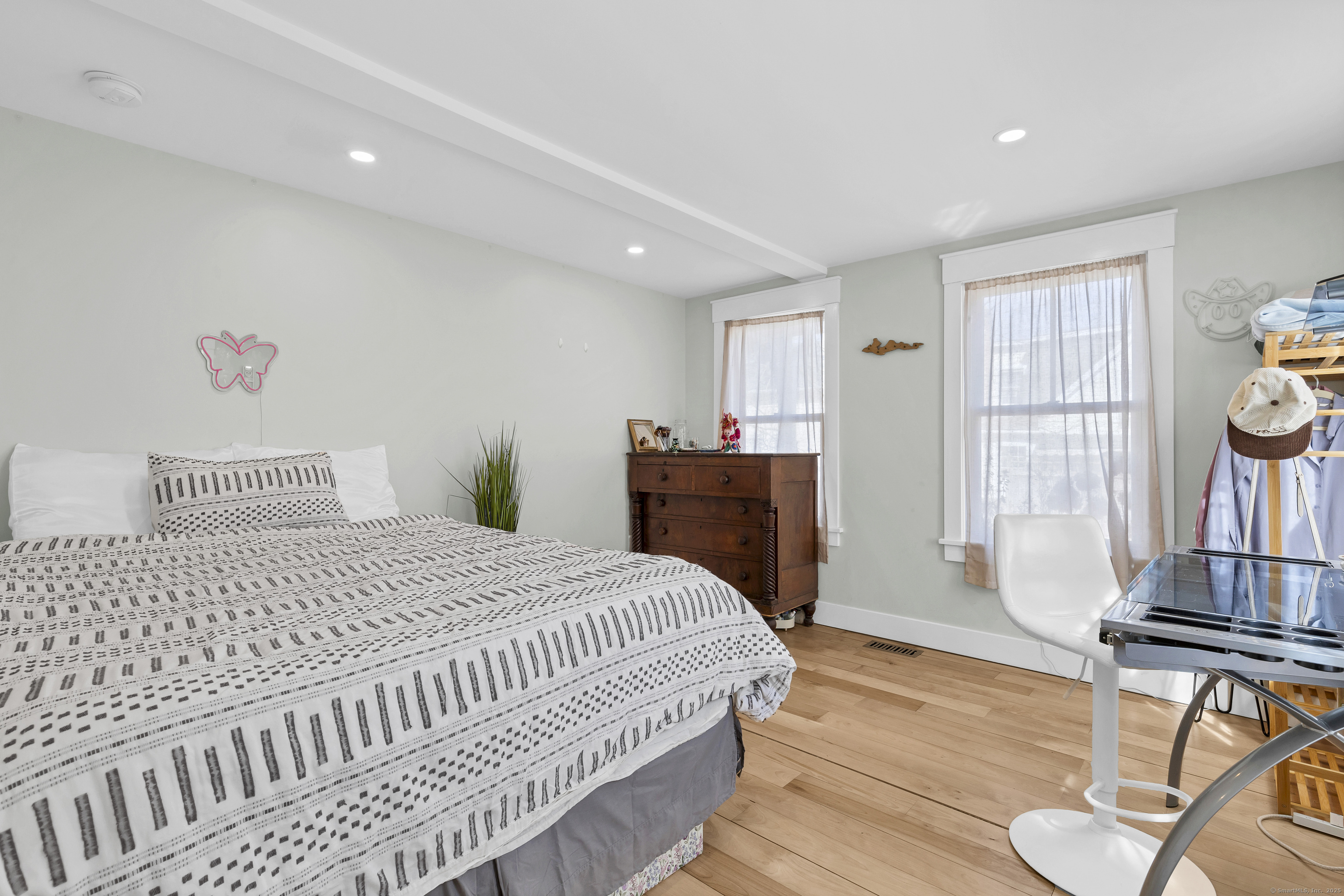 Groton, Connecticut, 06340, United States, 3 Bedrooms Bedrooms, ,2 BathroomsBathrooms,Residential,For Sale,1928735