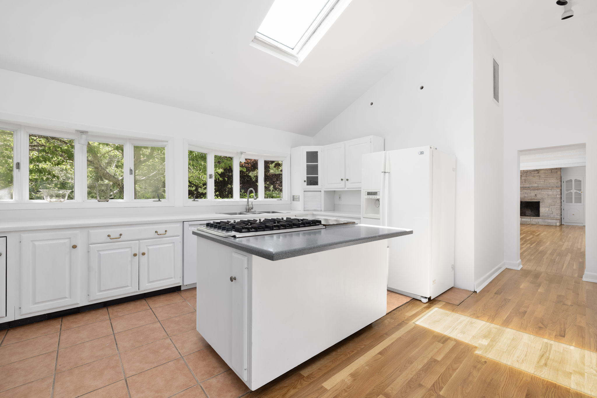 Easy Living, Exceptional Space, Prime North Dartmouth Location - 物件實景