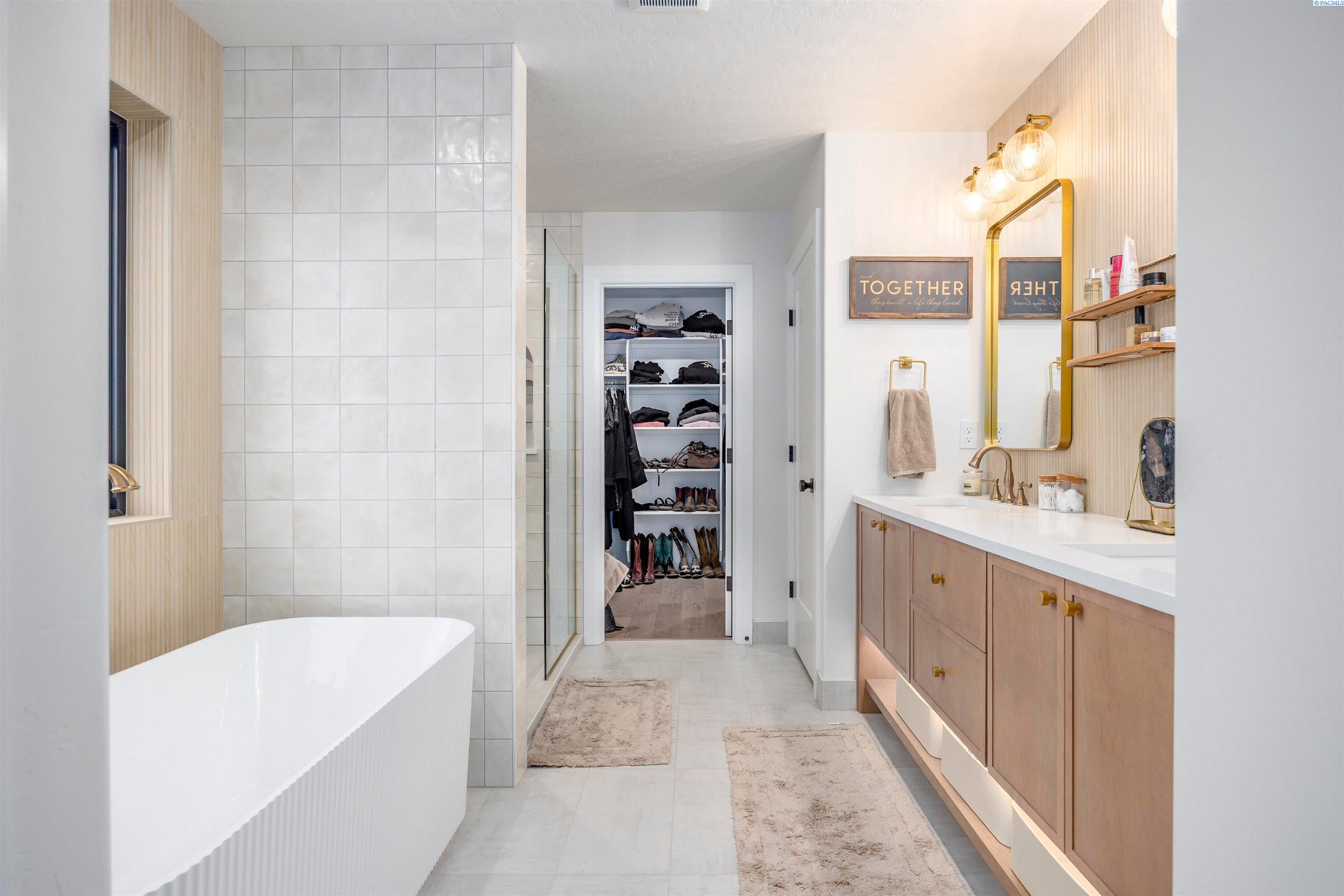 Pasco, Washington, 99301, United States, 4 Bedrooms Bedrooms, ,3 BathroomsBathrooms,Residential,For Sale,2005425