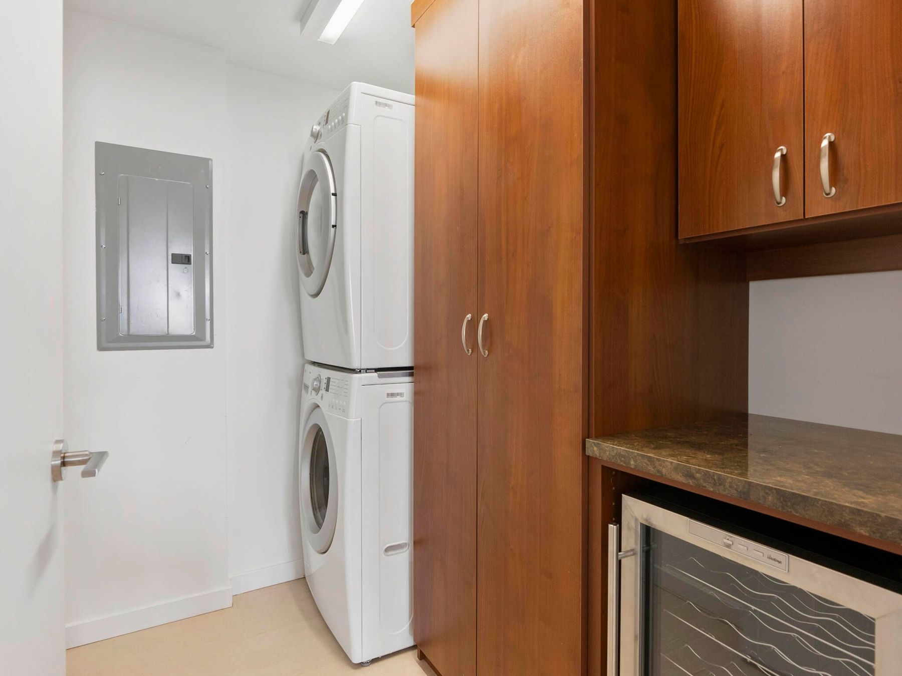  Welcome to this Rare and Stunning Three-Bedroom Penthouse - 物件實景