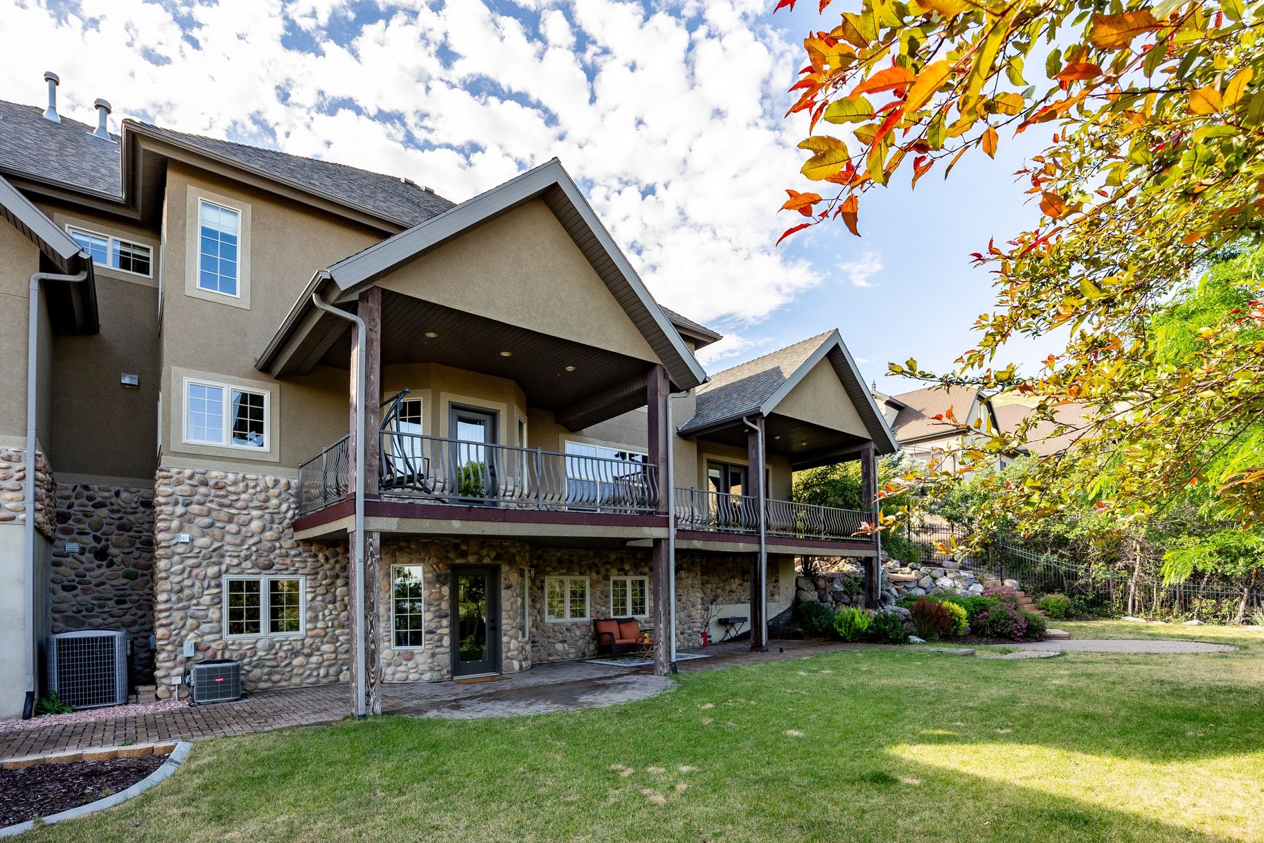  Mountain Views, Trail Access & Luxury East Bench Living - 物件實景