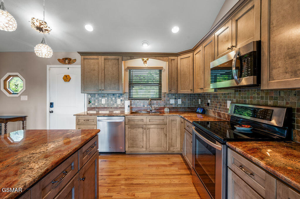 Gatlinburg, Tennessee, 37738, United States, 2 Bedrooms Bedrooms, ,2 BathroomsBathrooms,Residential,For Sale,1924446