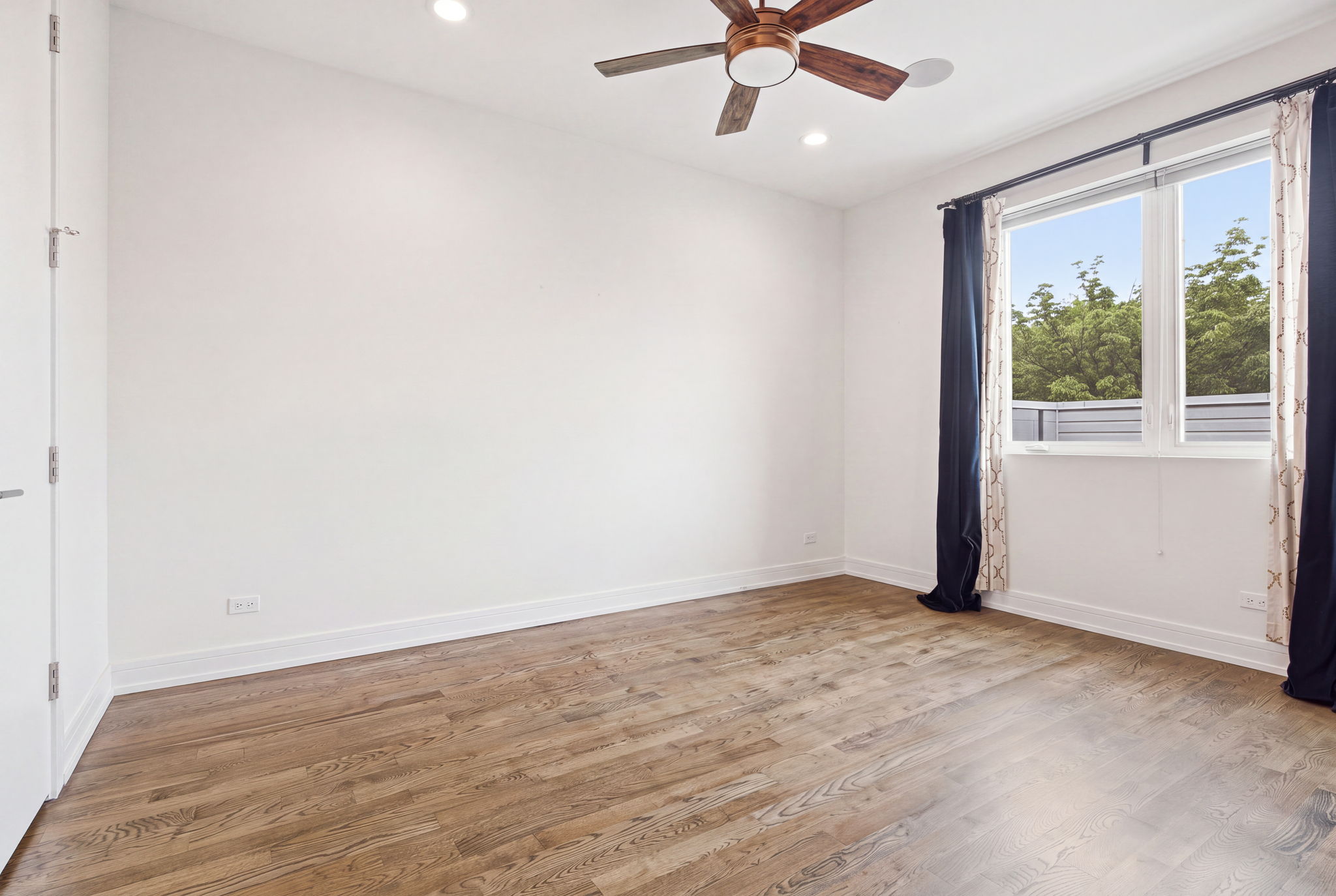  Welcome to This Stunning Three-Story Townhome - 物件實景