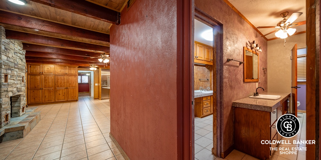 Garden City, Kansas, 67846, United States, 4 Bedrooms Bedrooms, ,Residential,For Sale,2003039