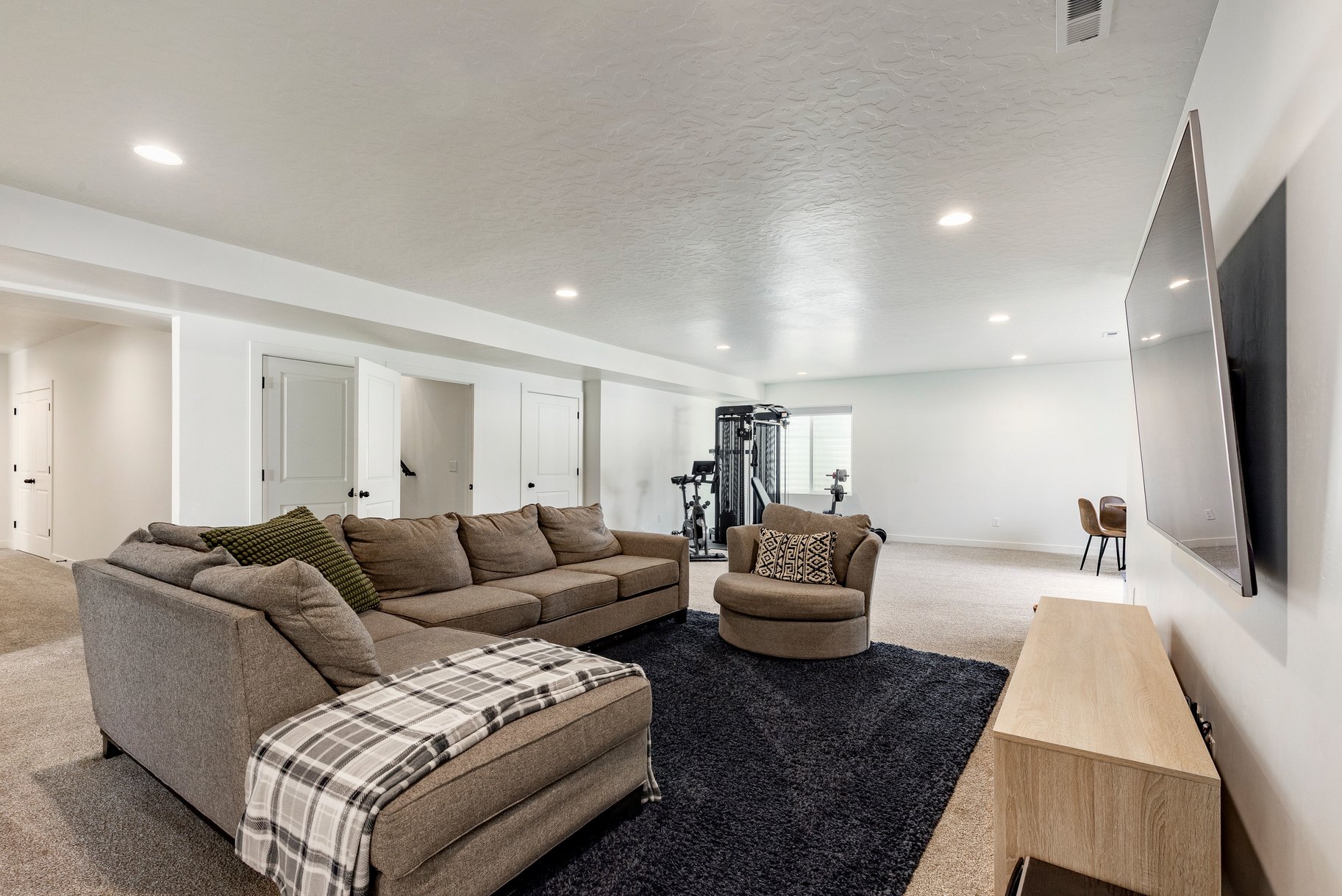  Spacious rambler with ADU. Open design and backyard made for living. - 物件實景