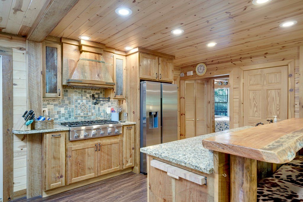 Hiawassee, Georgia, 30546, United States, 2 Bedrooms Bedrooms, ,3 BathroomsBathrooms,Residential,For Sale,1920293