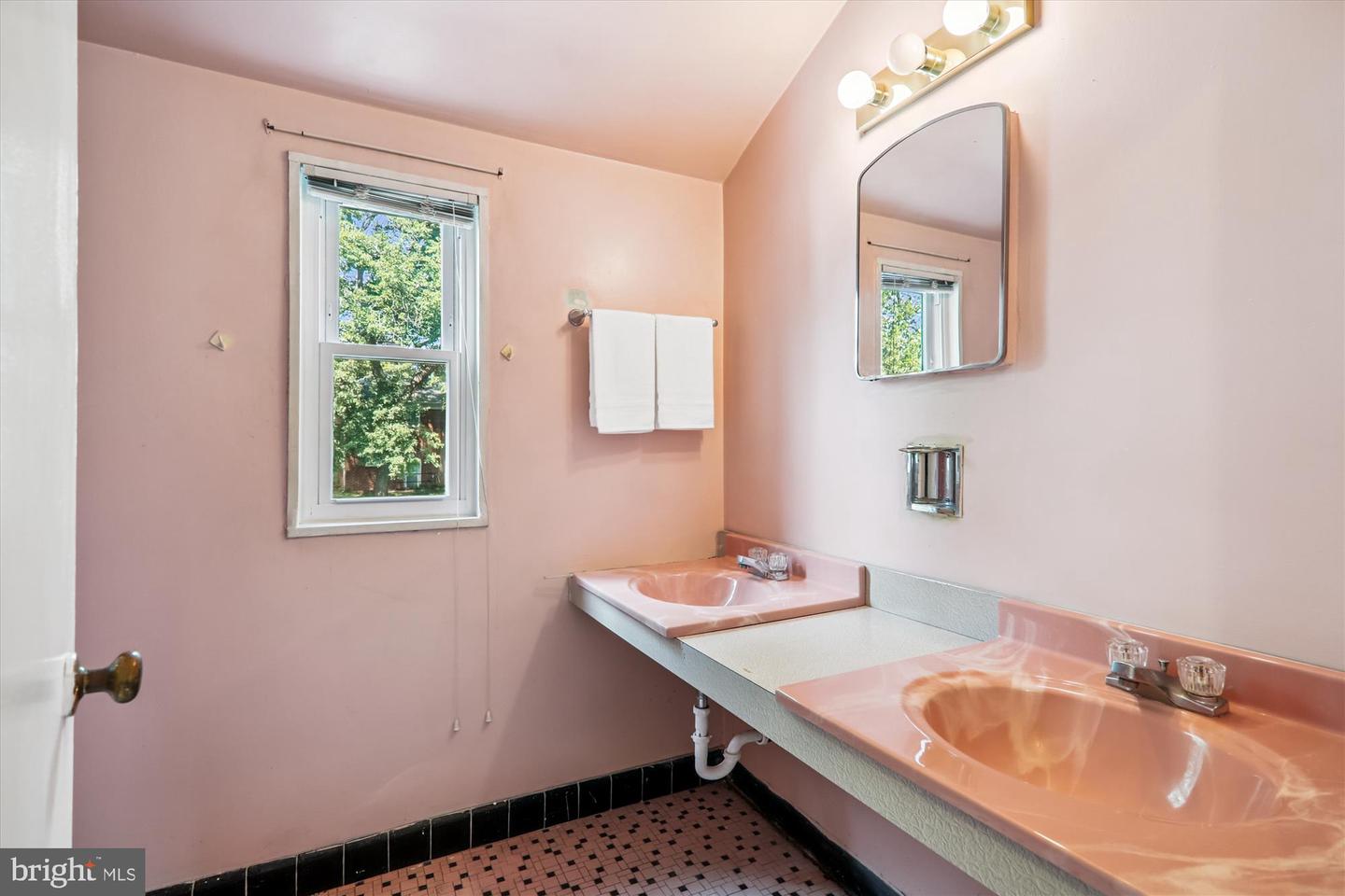 Silver Spring, Maryland, 20903, United States, 4 Bedrooms Bedrooms, ,2 BathroomsBathrooms,Residential,For Sale,1919736