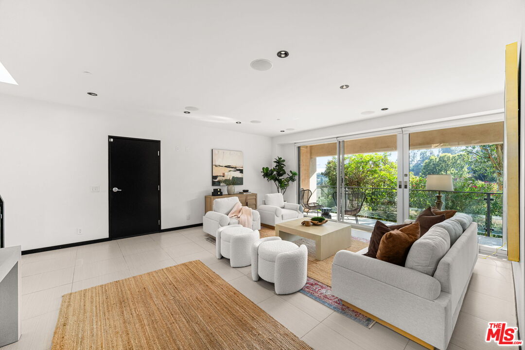 Los Angeles, California, 90049, United States, 4 Bedrooms Bedrooms, ,5 BathroomsBathrooms,Residential,For Sale,1901289