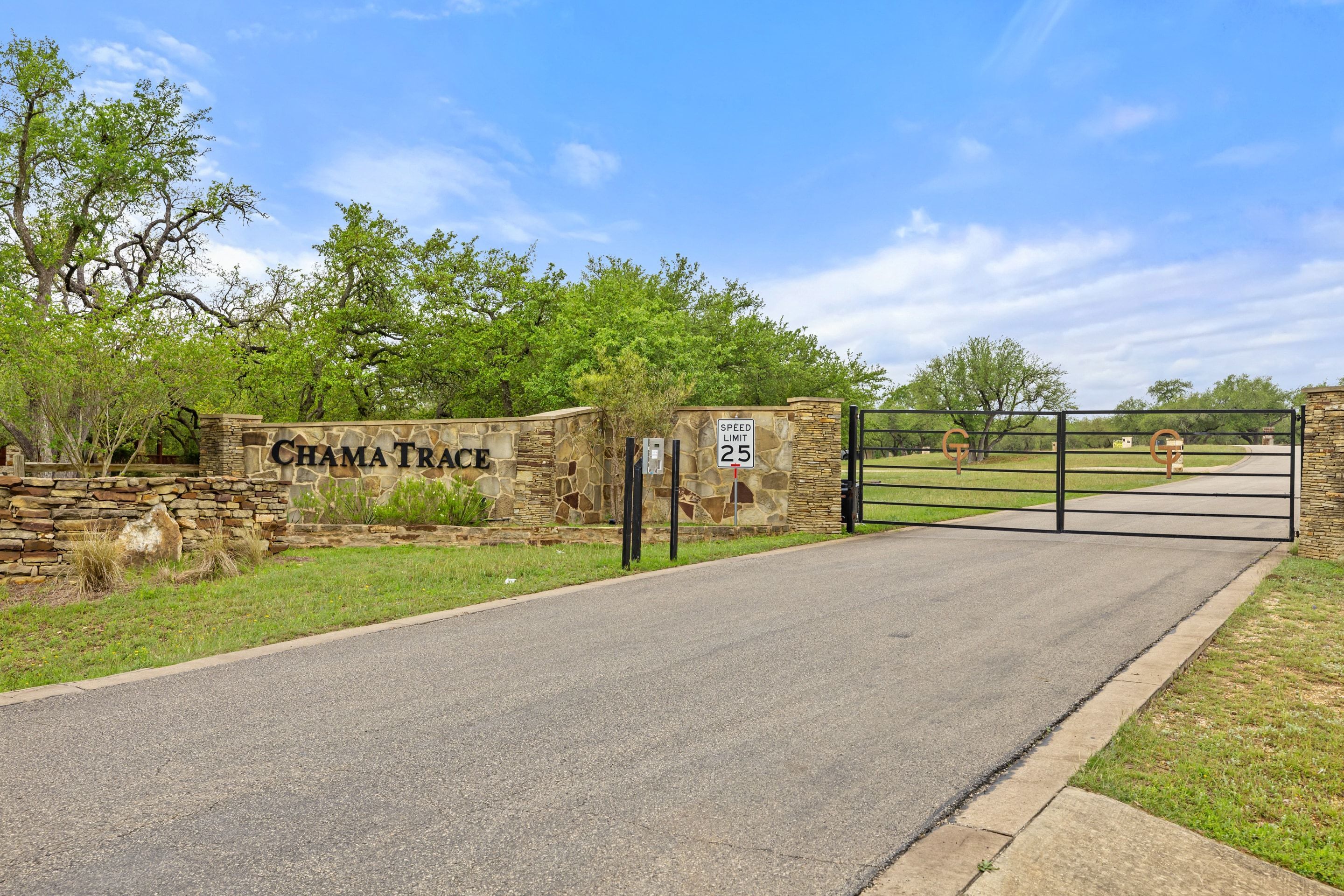  Beautiful Dripping Springs 1-Story on 2 Level Acres with Barn in Chama Trace - 物件實景