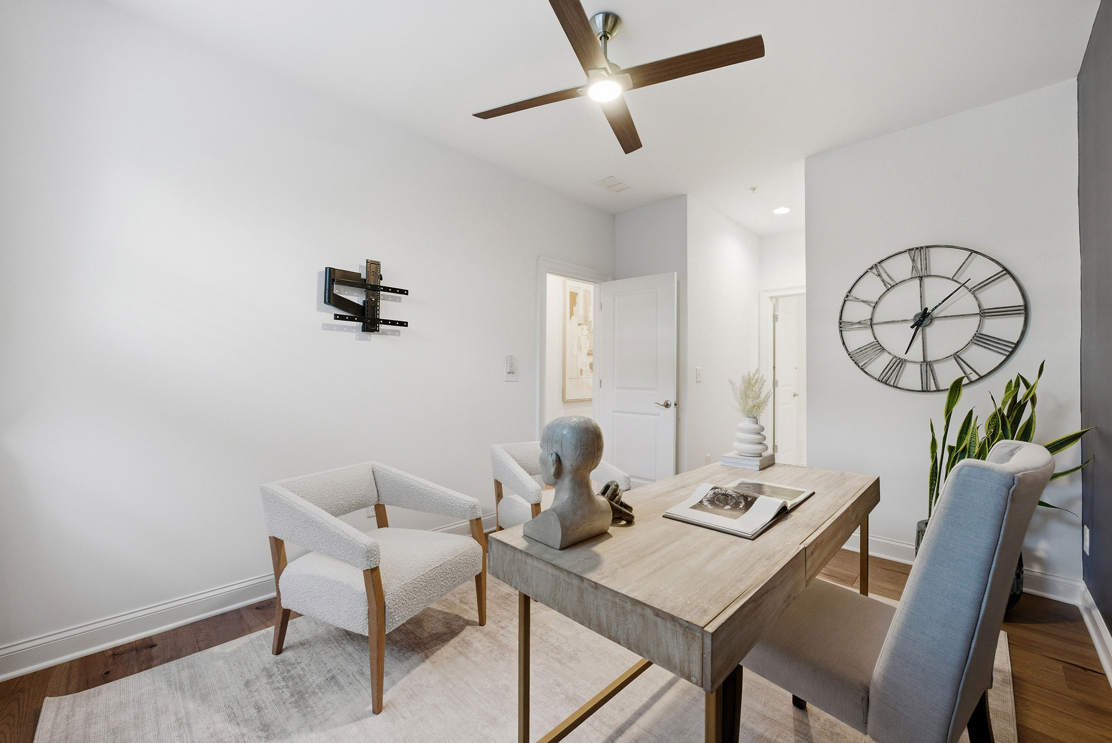  Location, Livability and Thoughtful Upgrades in a One-of-a-Kind Setting - 物件實景