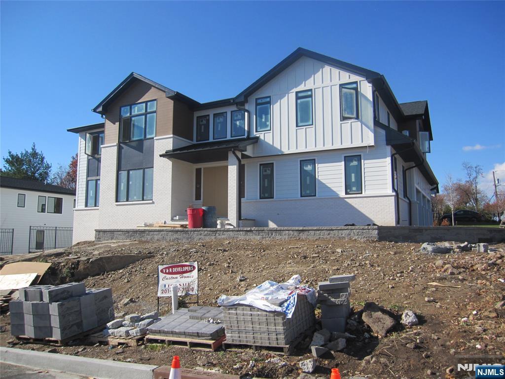 Englewood Cliffs, New Jersey, 07632, United States, 6 Bedrooms Bedrooms, ,6 BathroomsBathrooms,Residential,For Sale,1988240