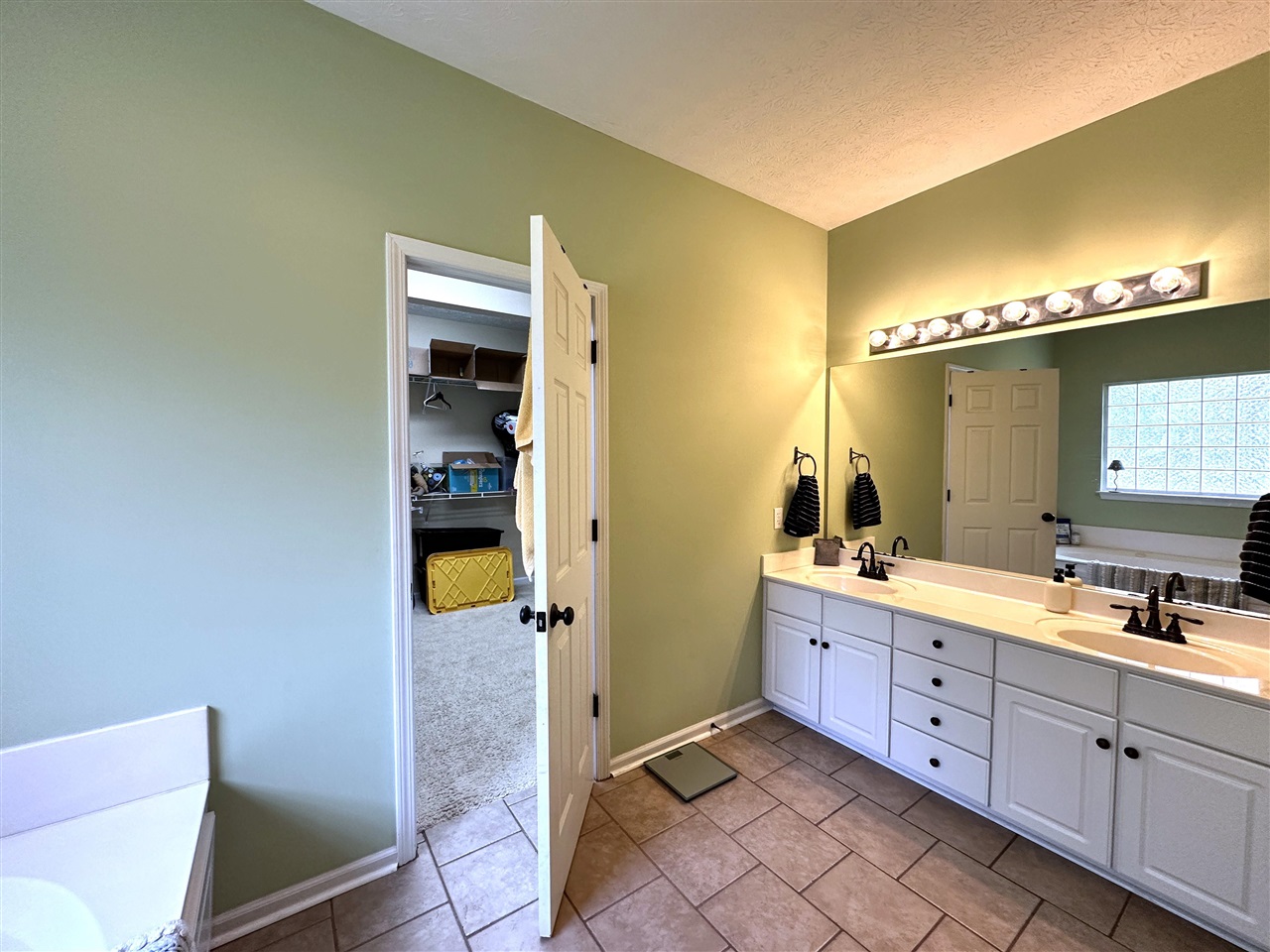 Bowling Green, Kentucky, 42104, United States, 5 Bedrooms Bedrooms, ,3 BathroomsBathrooms,Residential,For Sale,1907465