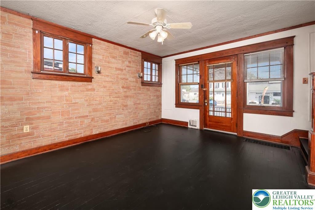 Palmer Twp, Pennsylvania, 18045, United States, 6 Bedrooms Bedrooms, ,2 BathroomsBathrooms,Residential,For Sale,1933685