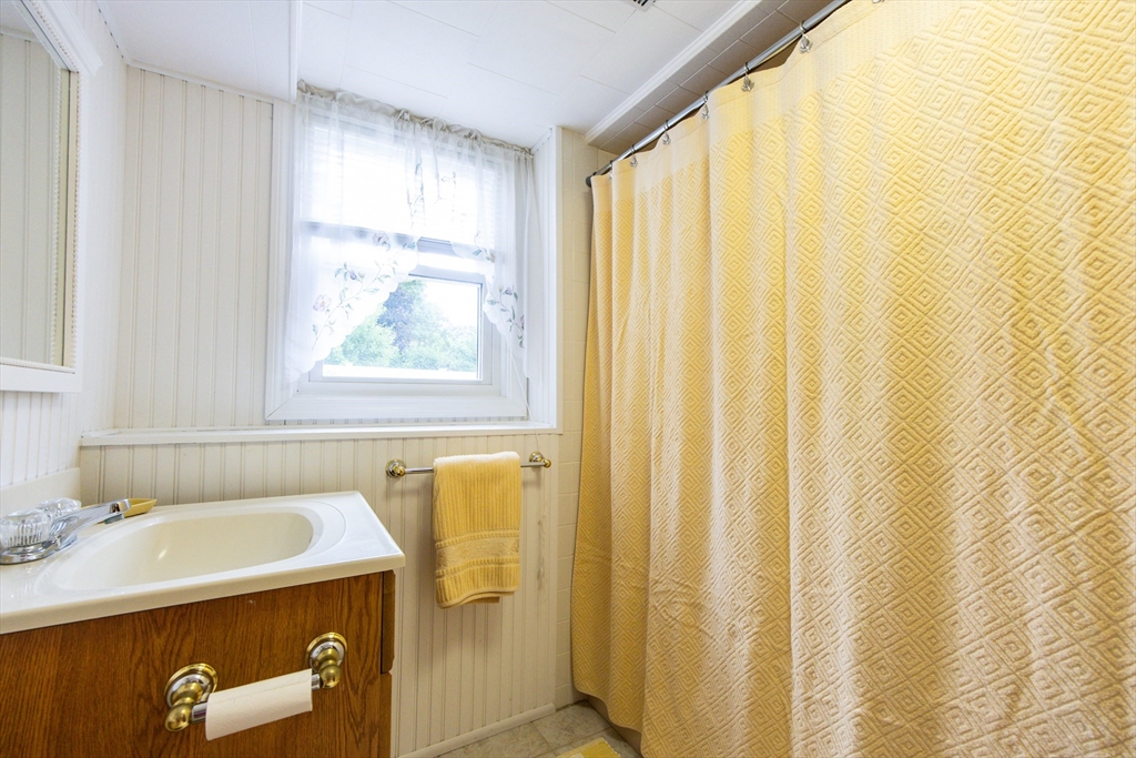 Stoughton, Massachusetts, 02072, United States, 4 Bedrooms Bedrooms, ,2 BathroomsBathrooms,Residential,For Sale,1976018