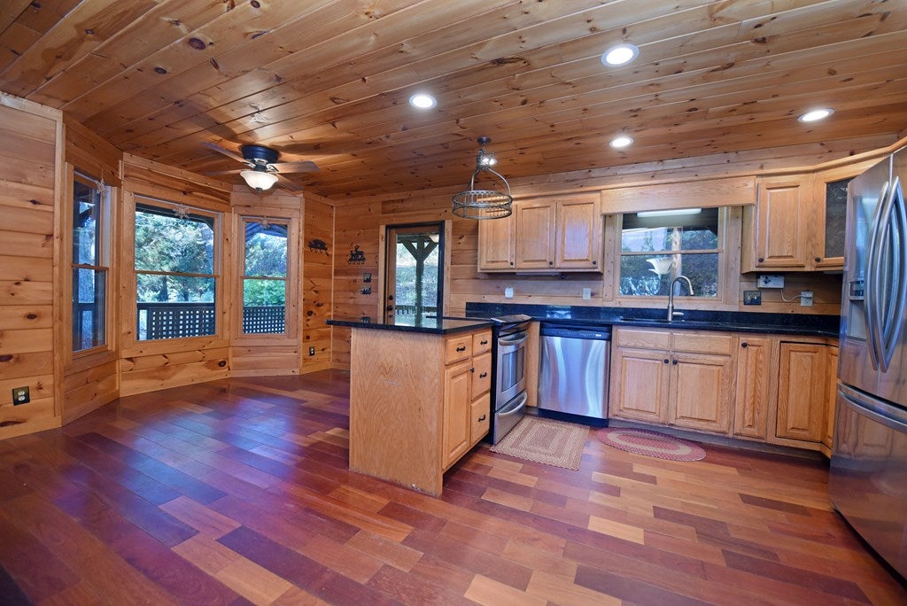 Suches, Georgia, 30572, United States, 3 Bedrooms Bedrooms, ,3 BathroomsBathrooms,Residential,For Sale,1877290