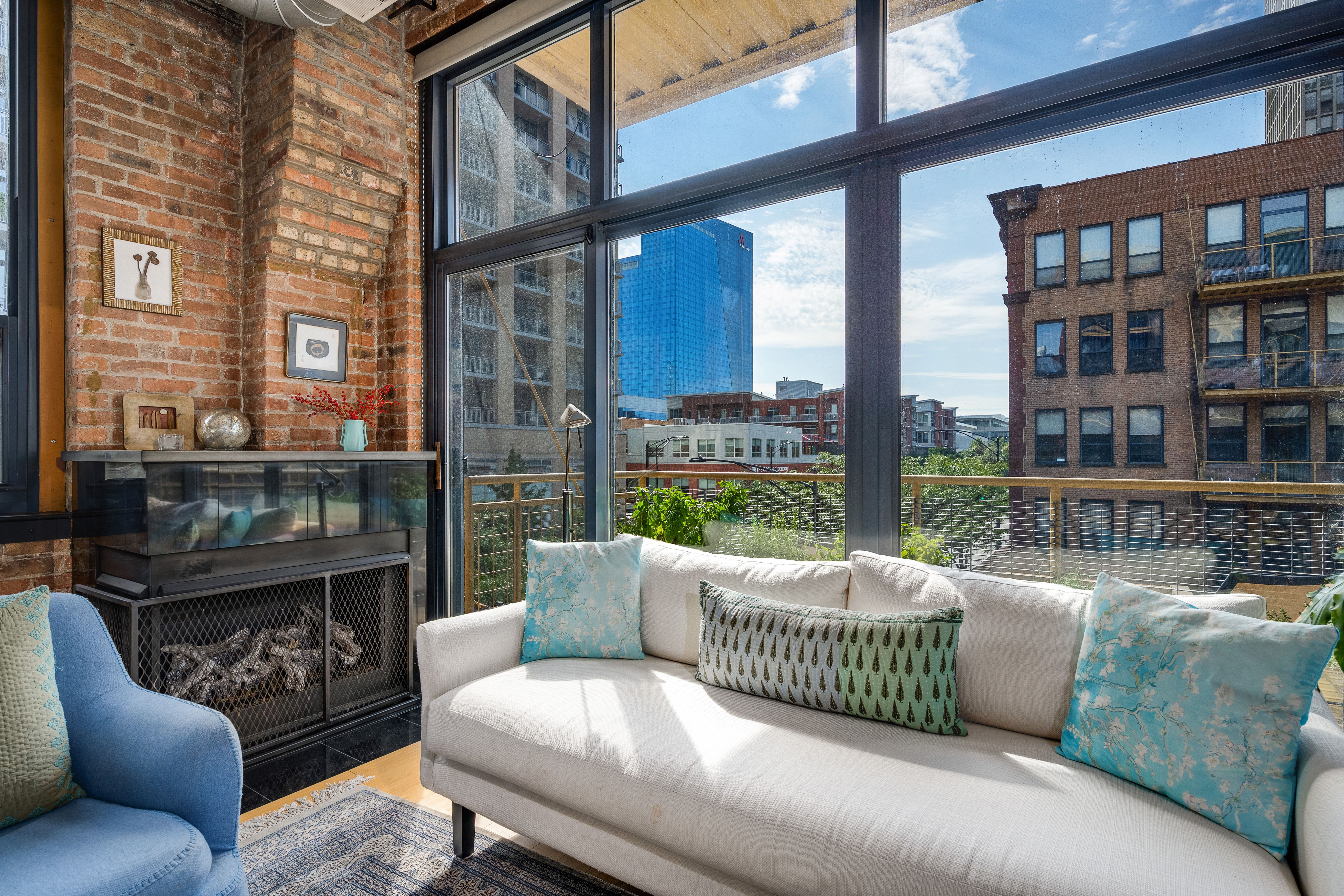  Discover the Charm of this Vibrant Southeast Corner Loft Condo - 物件實景