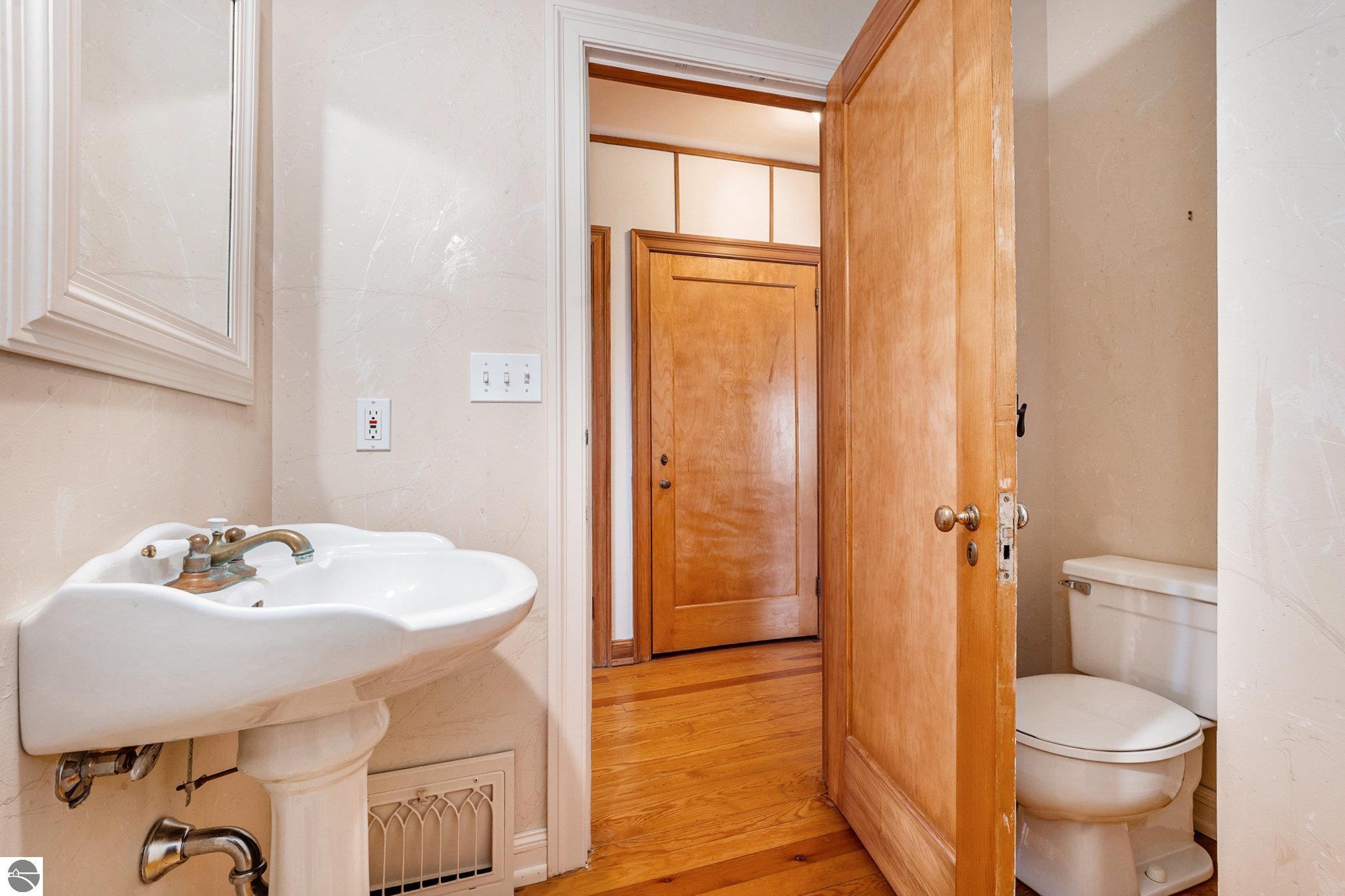 Frankfort, Michigan, 49635-9746, United States, 7 Bedrooms Bedrooms, ,5 BathroomsBathrooms,Residential,For Sale,1975140