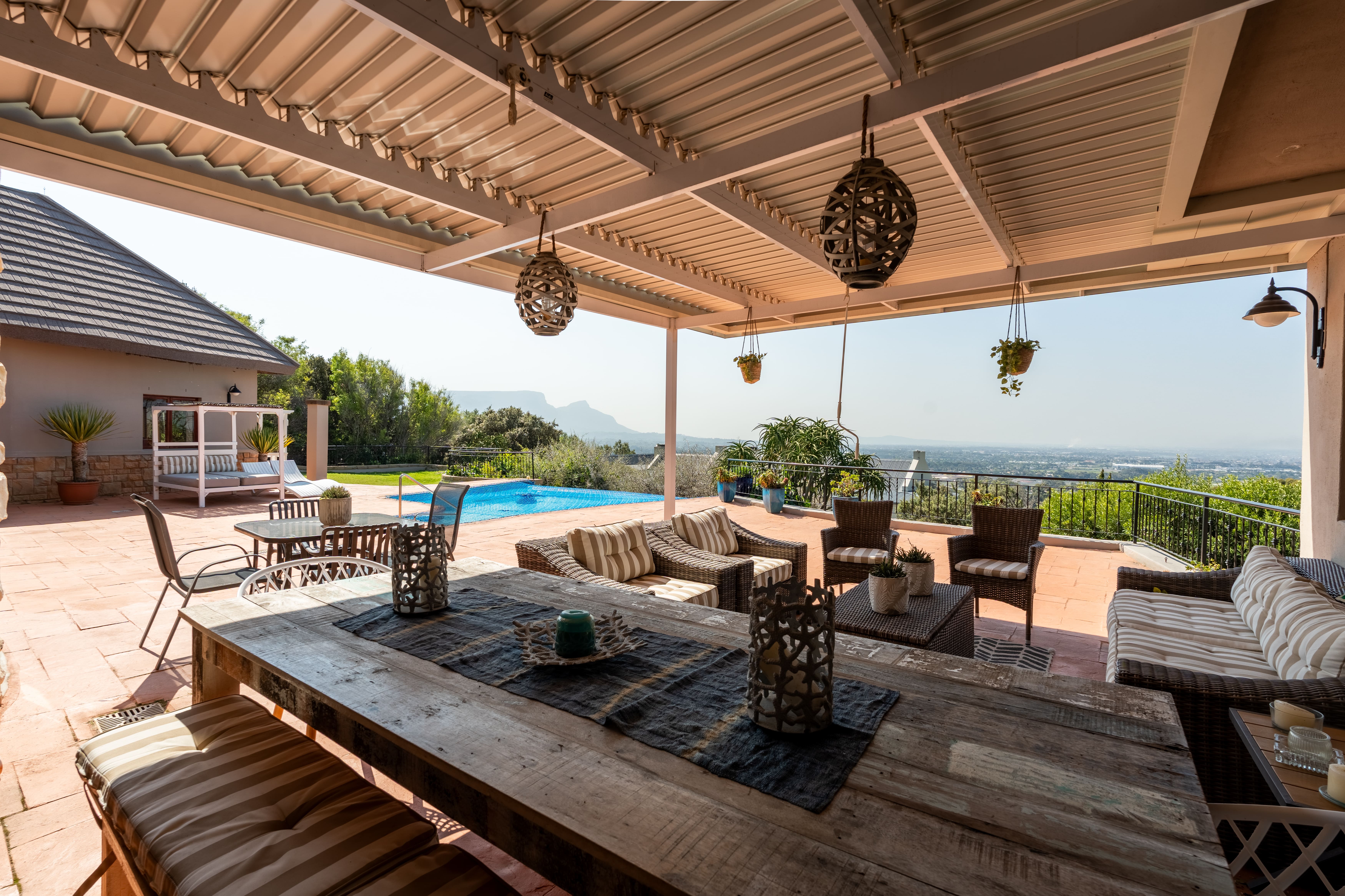  Elevated Family Living with Exceptional Mountain and Valley Views - 物件實景