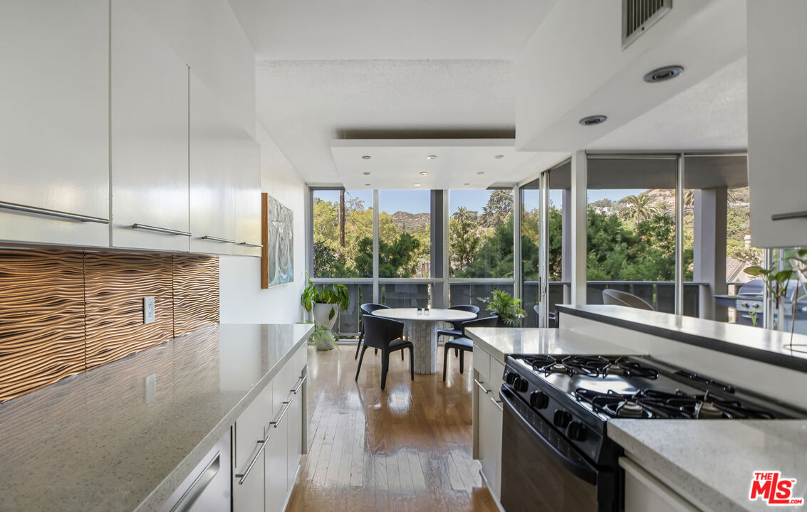 Los Angeles, California, 90027, United States, 1 Bedroom Bedrooms, ,1 BathroomBathrooms,Residential,For Sale,1907316
