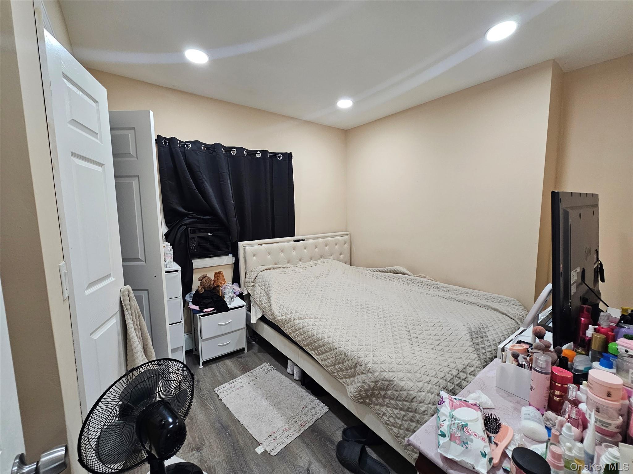 Copiague, New York, 11726, United States, 7 Bedrooms Bedrooms, ,3 BathroomsBathrooms,Residential,For Sale,2049033