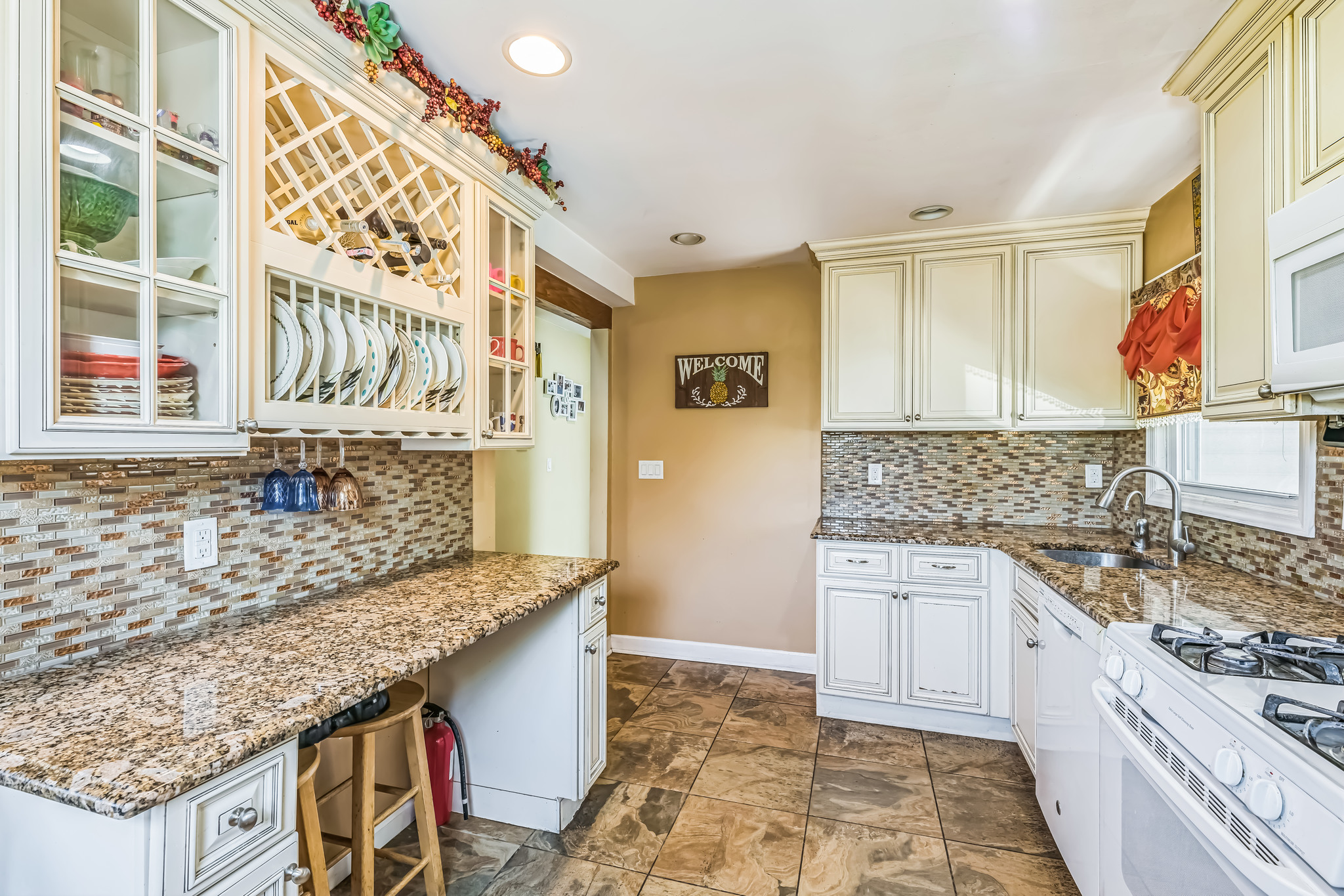 Elmwood Park, New Jersey, 07407, United States, 4 Bedrooms Bedrooms, ,3 BathroomsBathrooms,Residential,For Sale,1921760