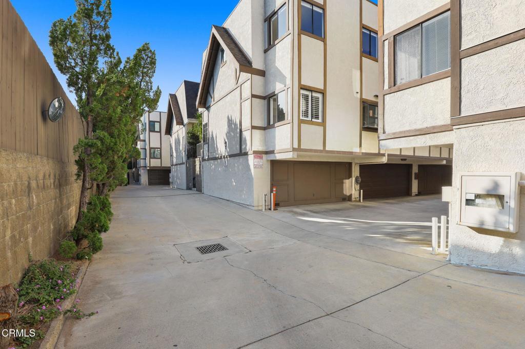 Pasadena, California, 91101, United States, 2 Bedrooms Bedrooms, ,2 BathroomsBathrooms,Residential,For Sale,1989436