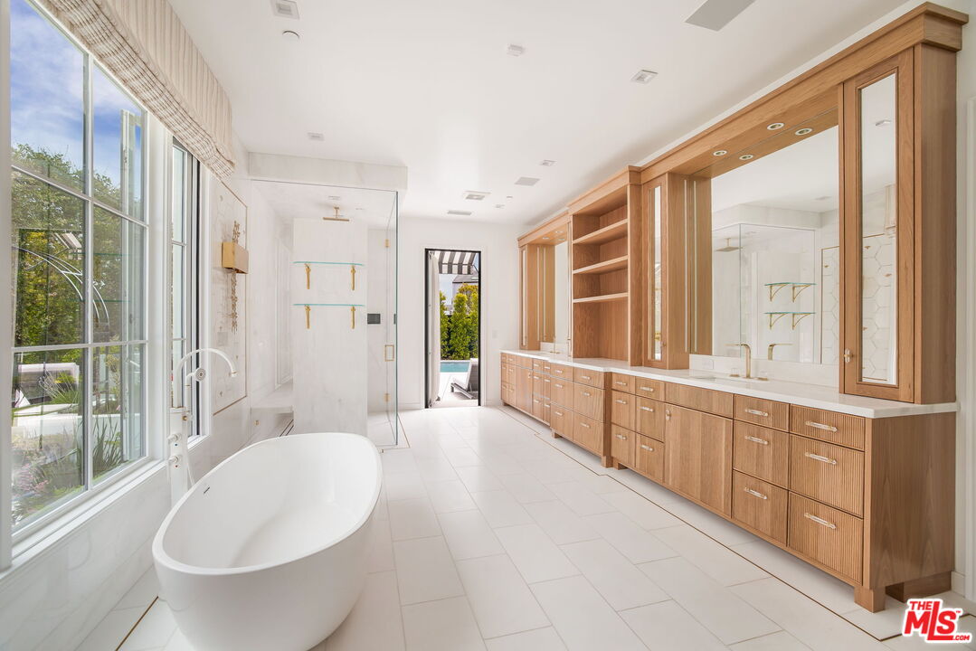 Pacific Palisades, California, 90272, United States, 4 Bedrooms Bedrooms, ,6 BathroomsBathrooms,Residential,For Sale,1796963