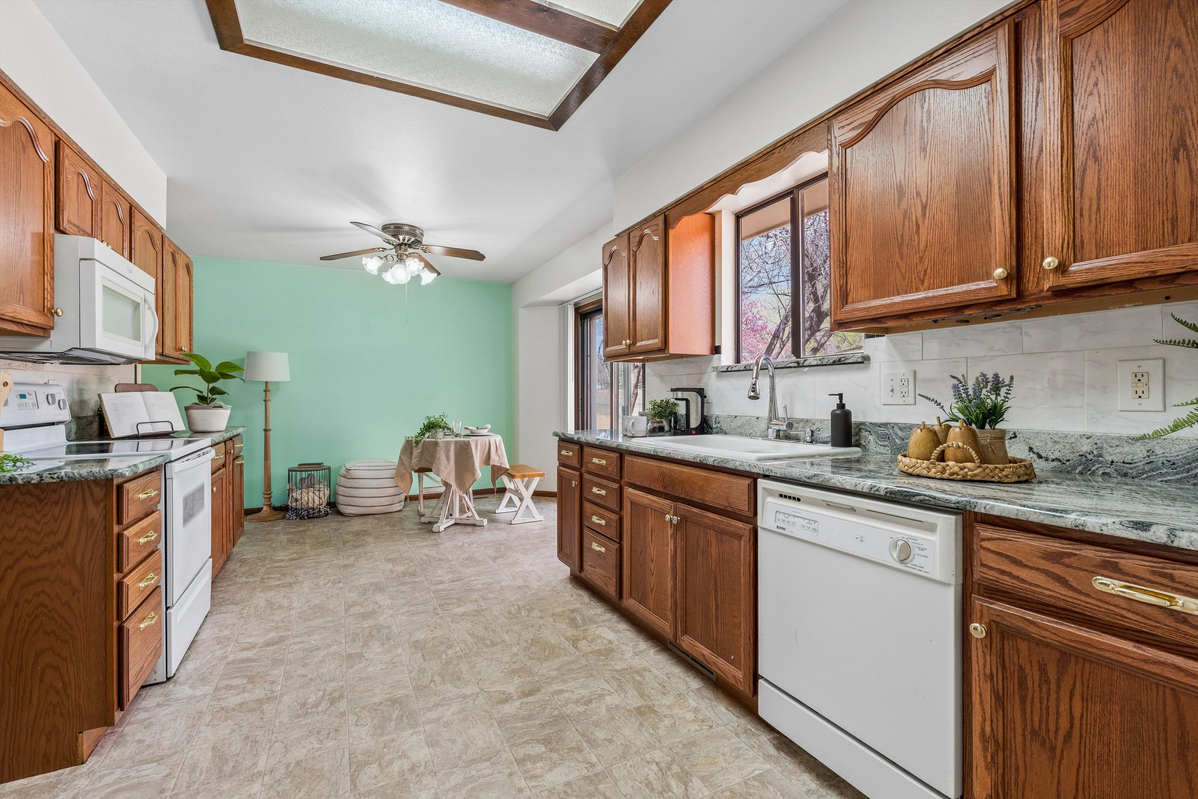  Rare Loveland 3 Bed, 3 Bath Ranch With Full Finished Basement - 物件實景