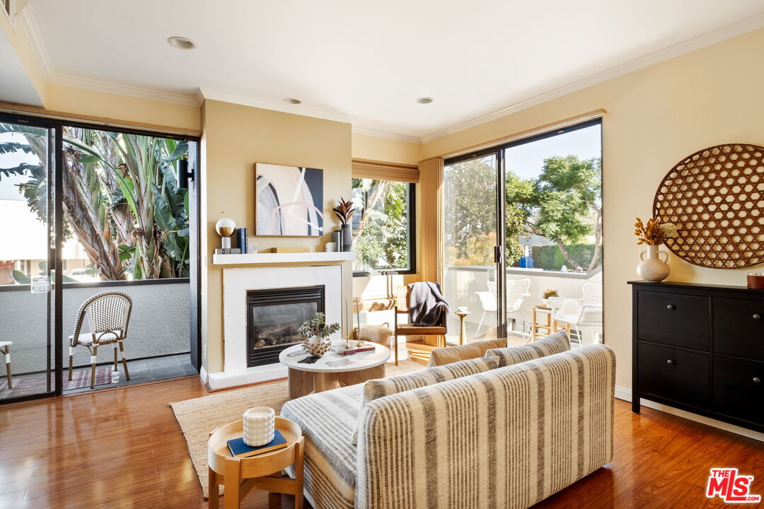 Los Angeles, California, 90034, United States, 2 Bedrooms Bedrooms, ,3 BathroomsBathrooms,Residential,For Sale,1991058